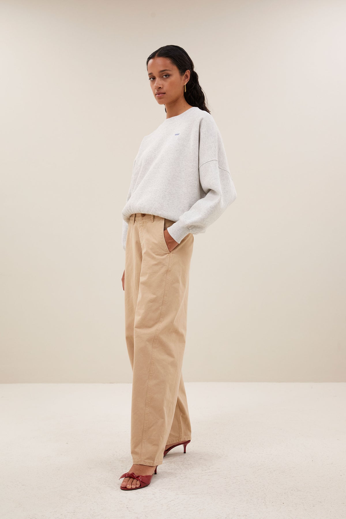 malyn-grey-sweater-light-grey-melee-comfortabele pasvorm-verlaagde schoudernaden-elastieken band-by-bar-zijaanzicht