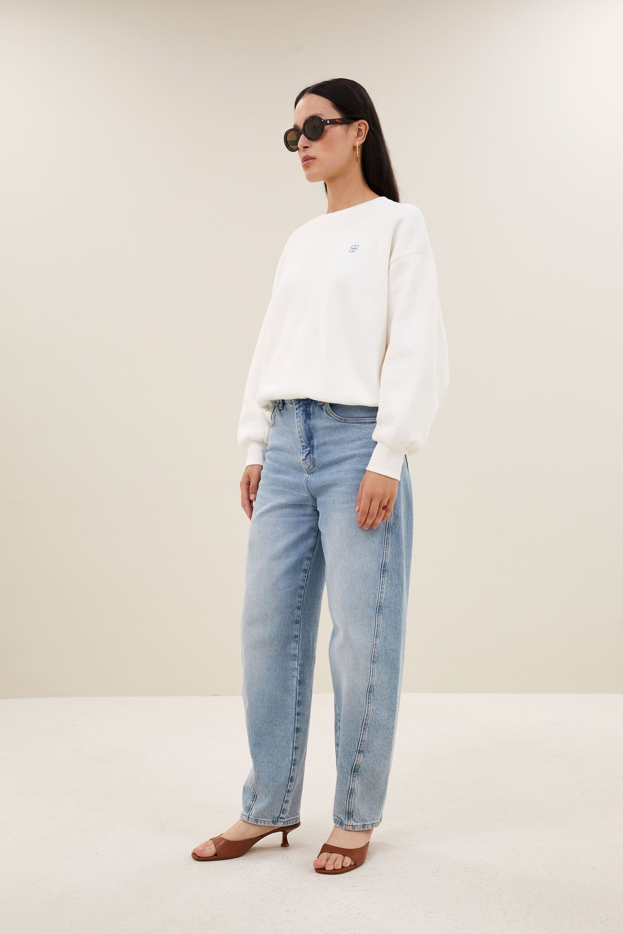 bibi-lucky-everyday-sweater-off-white-verlaagde schoudernaden-losvallende pasvorm-ronde halslijn-by-bar-zijaanzicht
