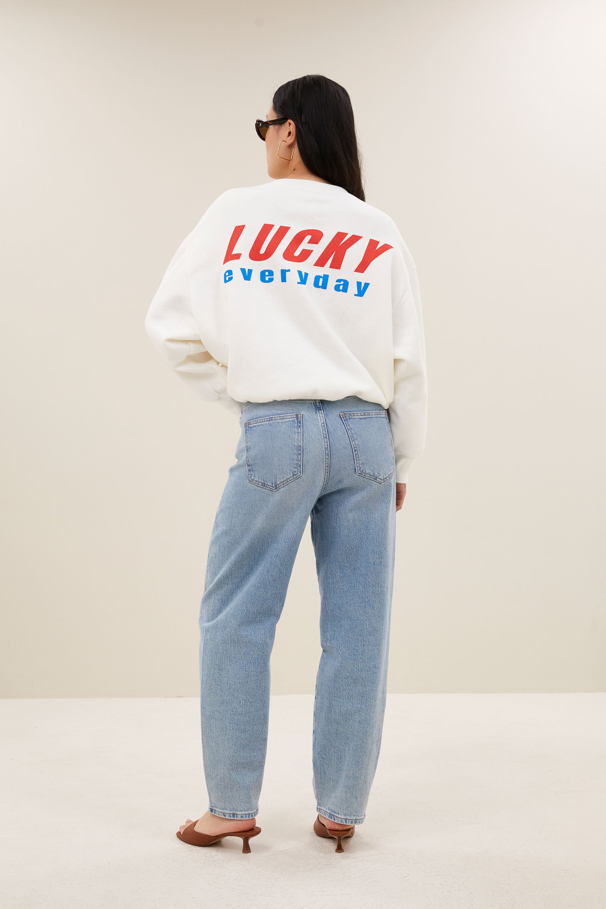 bibi-lucky-everyday-sweater-off-white-verlaagde schoudernaden-losvallende pasvorm-ronde halslijn-by-bar-achteraanzicht