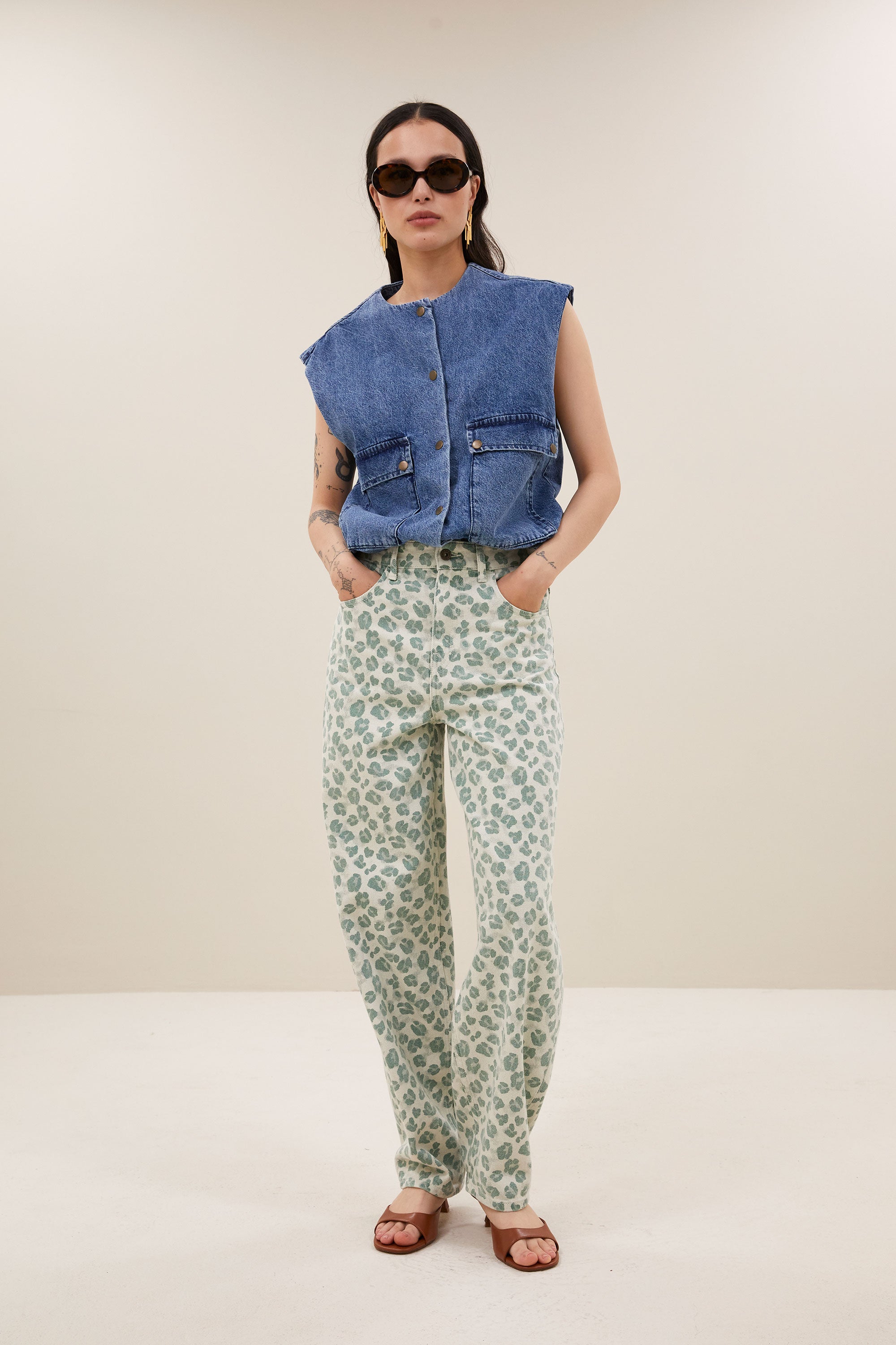Maggie denim sleeveless jacket | mid denim