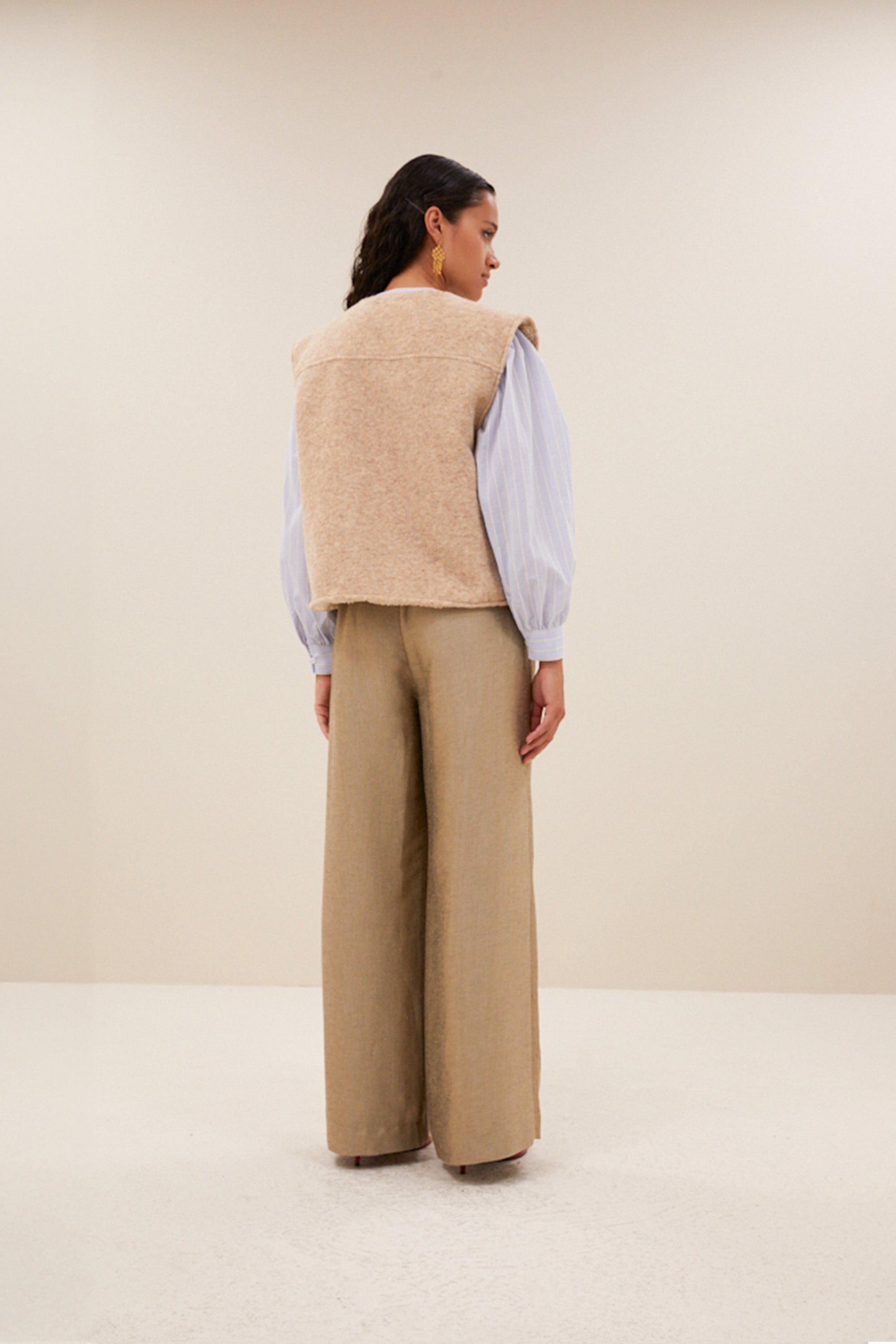 joelle-wool-jacket-sand-melange-comfortabele pasvorm-verborgen steekzakken-draagbaar aan beide zijden-by-bar-achteraanzicht