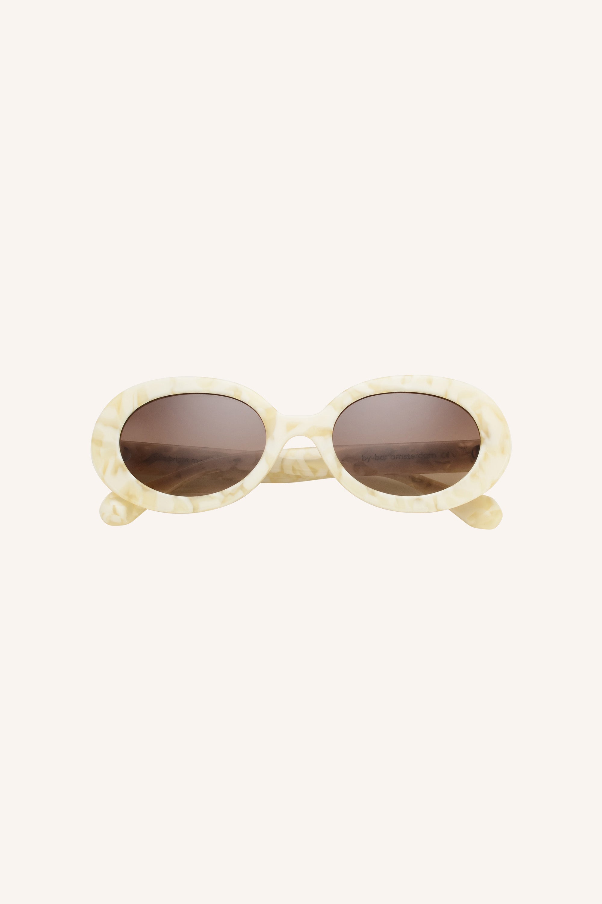 noa-sunglasses-bright-marble-by-bar-positie-10