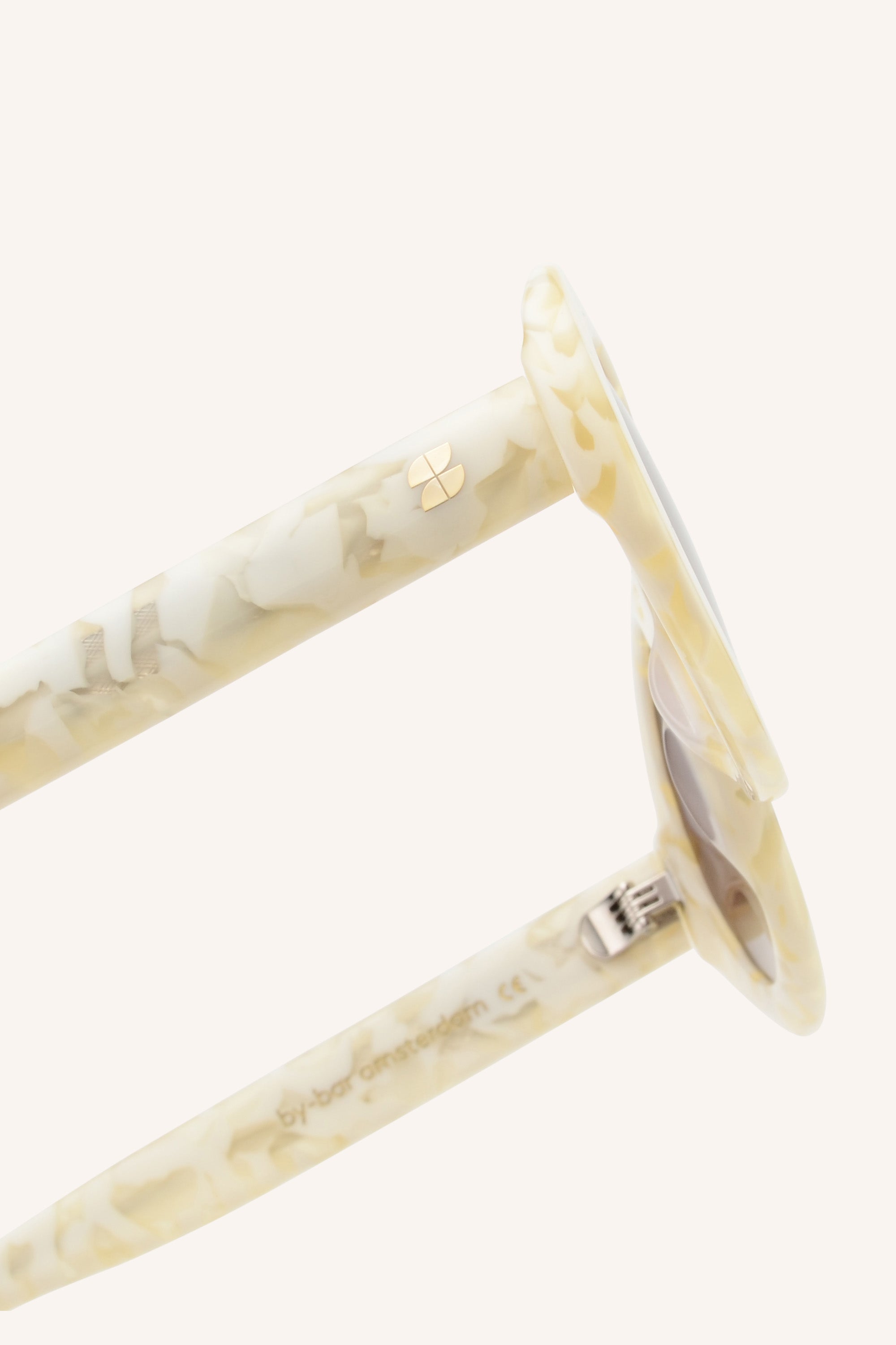 noa-sunglasses-bright-marble-by-bar-positie-12