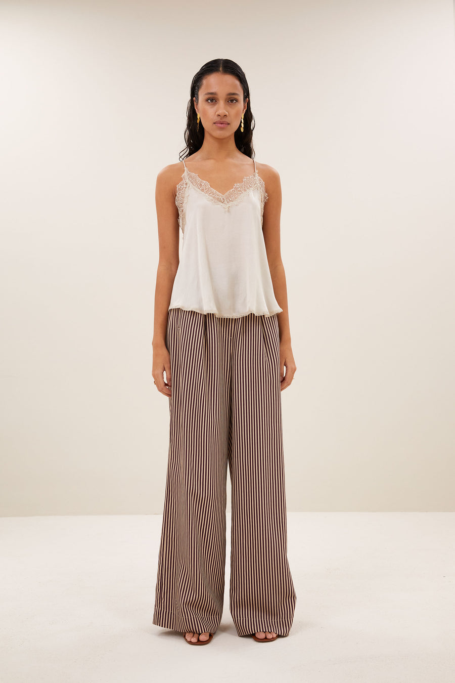 pia-satin-top-chalk-comfortabele draagervaring-must-have essential-v-halslijn-by-bar-vooraanzicht