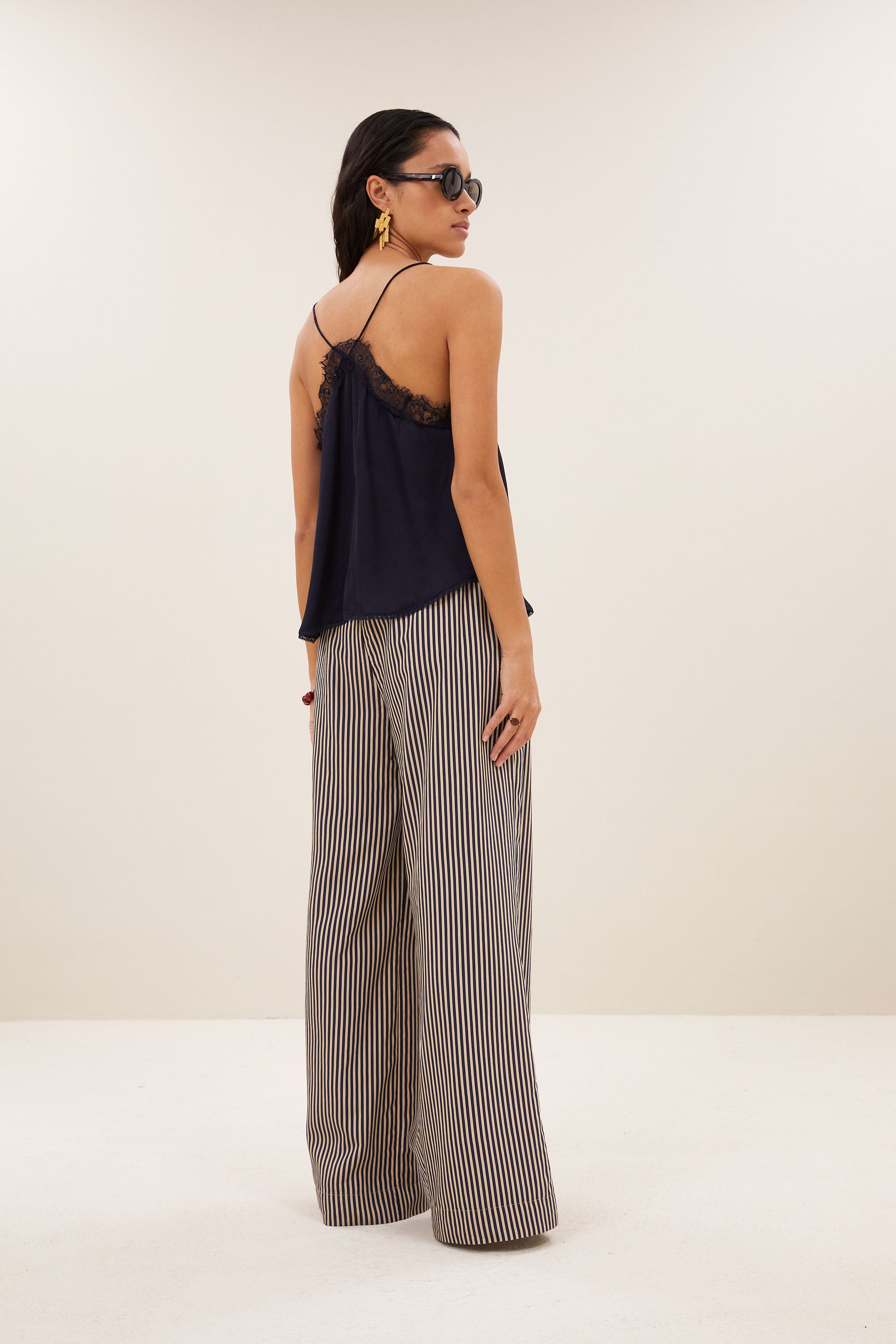 pia-satin-top-captain-blue-comfortabele draagervaring-must-have essential-v-halslijn-by-bar-achteraanzicht