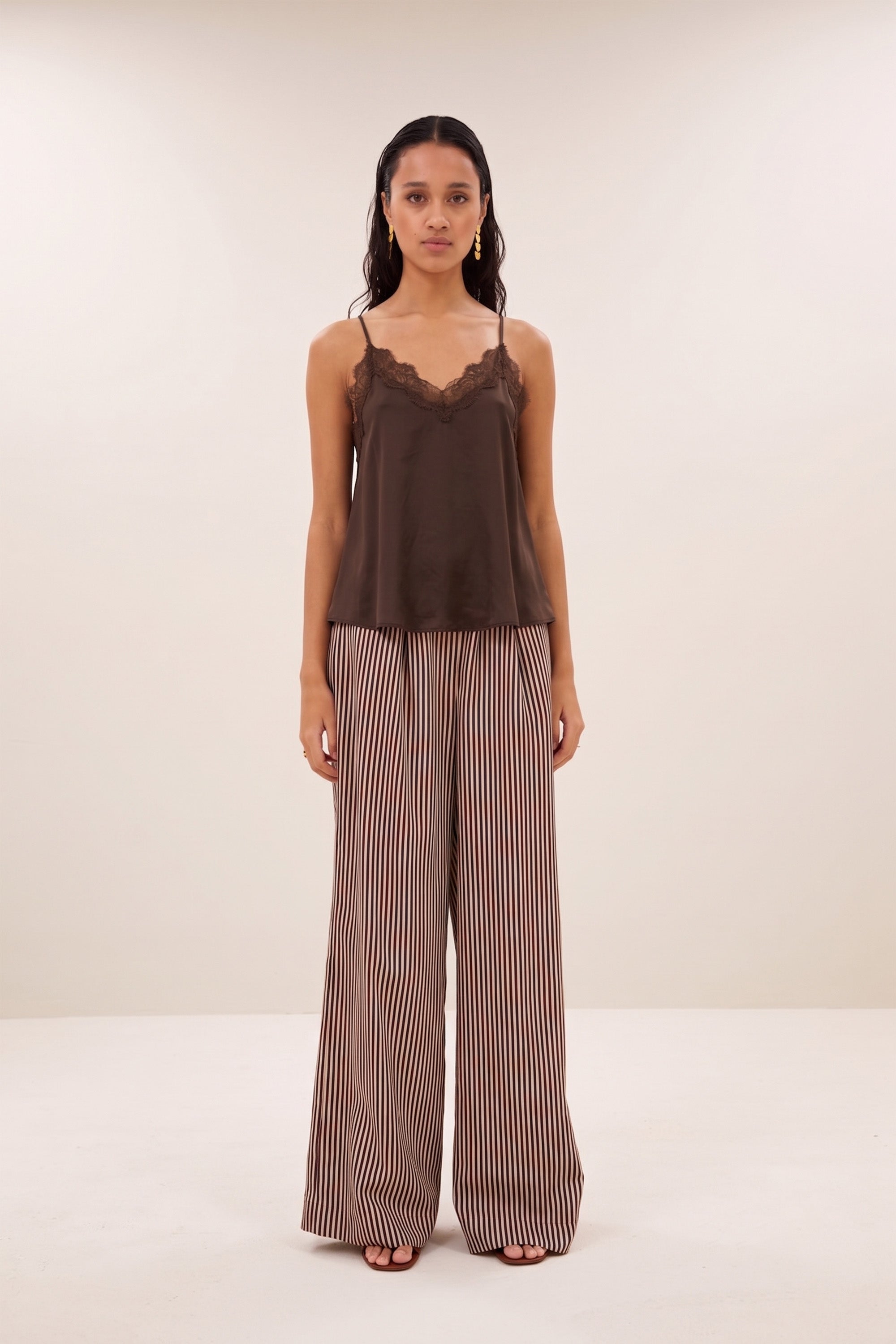 pia-satin-top-espresso-comfortabele draagervaring-must-have essential-v-halslijn-by-bar-sfeerbeeld