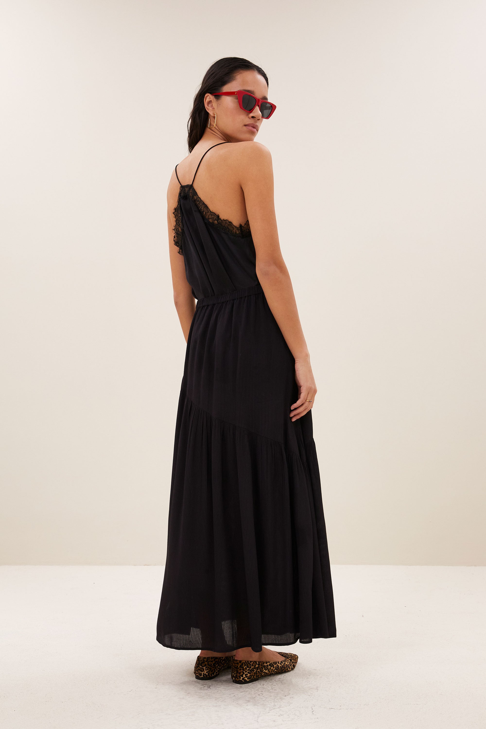 pia-satin-top-black-comfortabele draagervaring-must-have essential-v-halslijn-by-bar-achteraanzicht