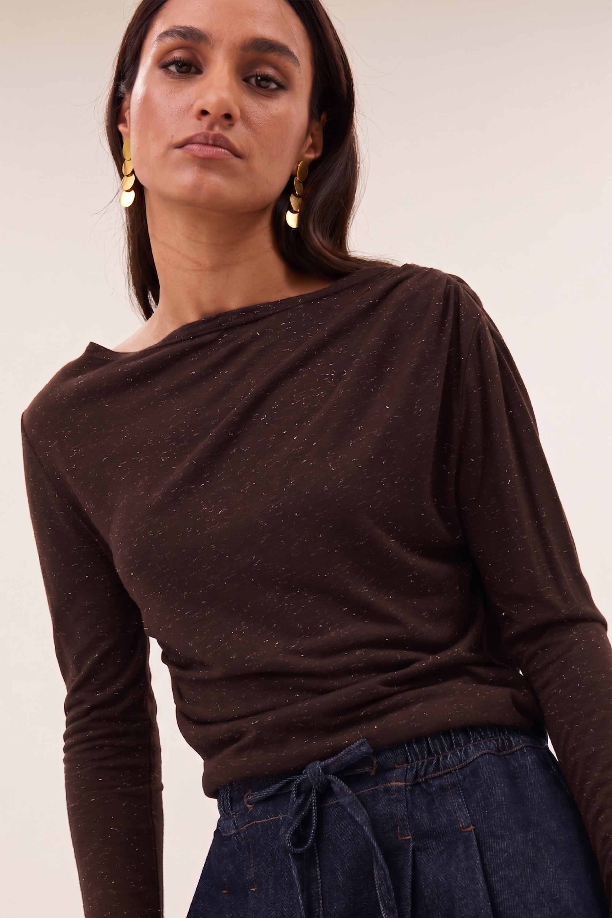 leya-sparkle-top-chocolate-brown-a-lijn fit-all-time classic-aansluitende fit-by-bar-detail