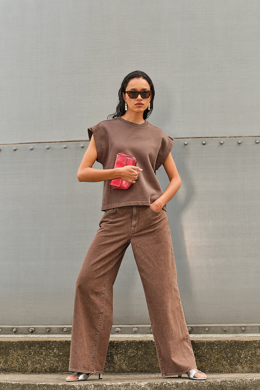 mason-pleats-top-chocolate-brown-comfortabele draagervaring-must-have essential-kleine kapmouw-by-bar-sfeerbeeld