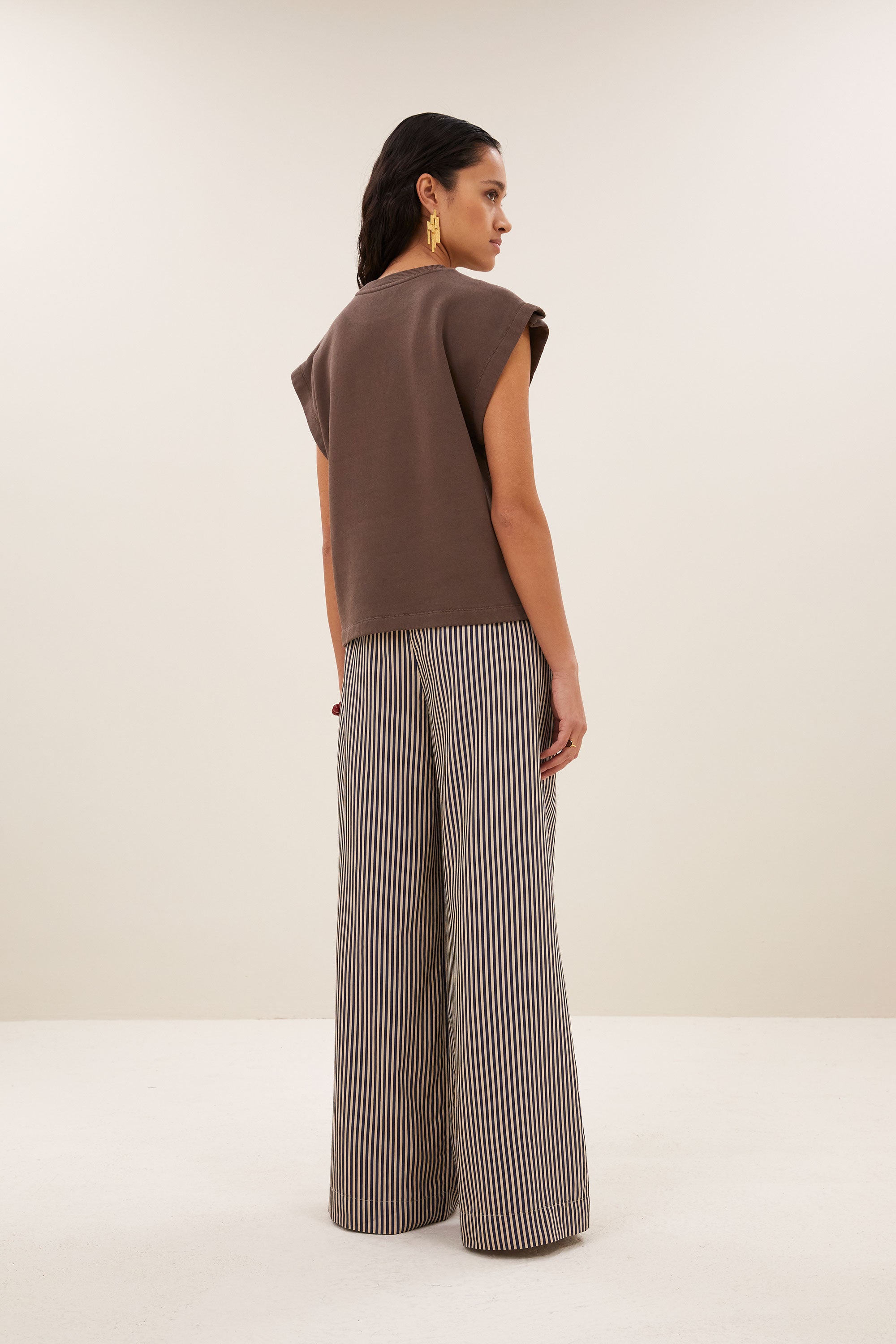 mason-pleats-top-chocolate-brown-comfortabele draagervaring-must-have essential-kleine kapmouw-by-bar-achteraanzicht