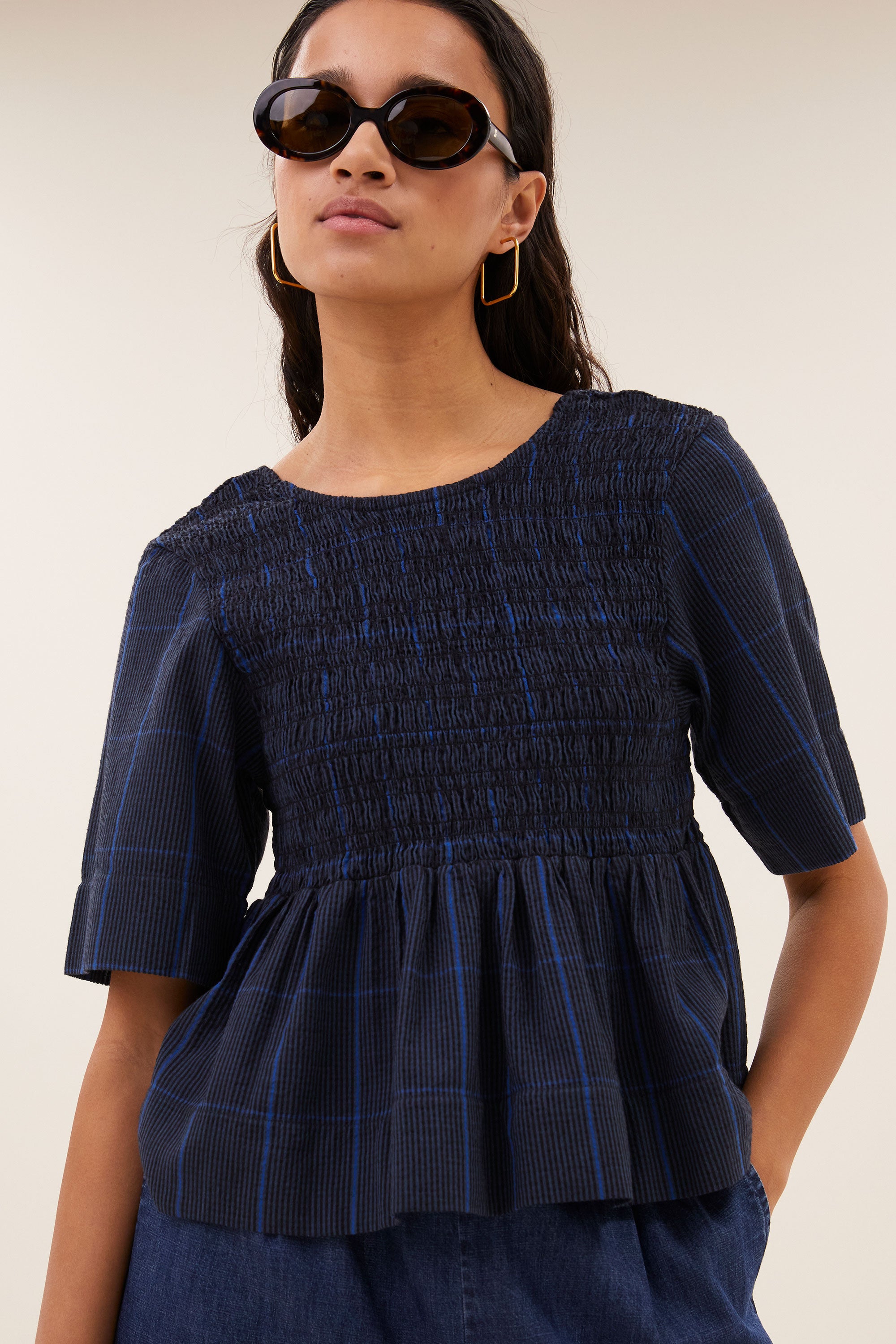 runa-check-top-blue-checks-aansluitende fit-must-have essential-ronde halslijn-by-bar-detail