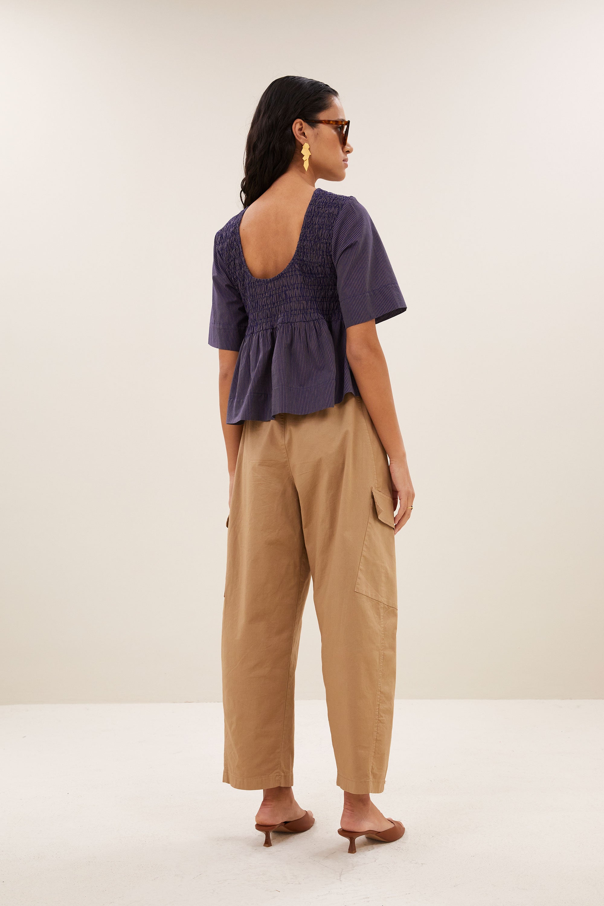 runa-stripe-top-tulsi-stripe-korte fit-biologisch katoen-geplooide details-by-bar-achteraanzicht