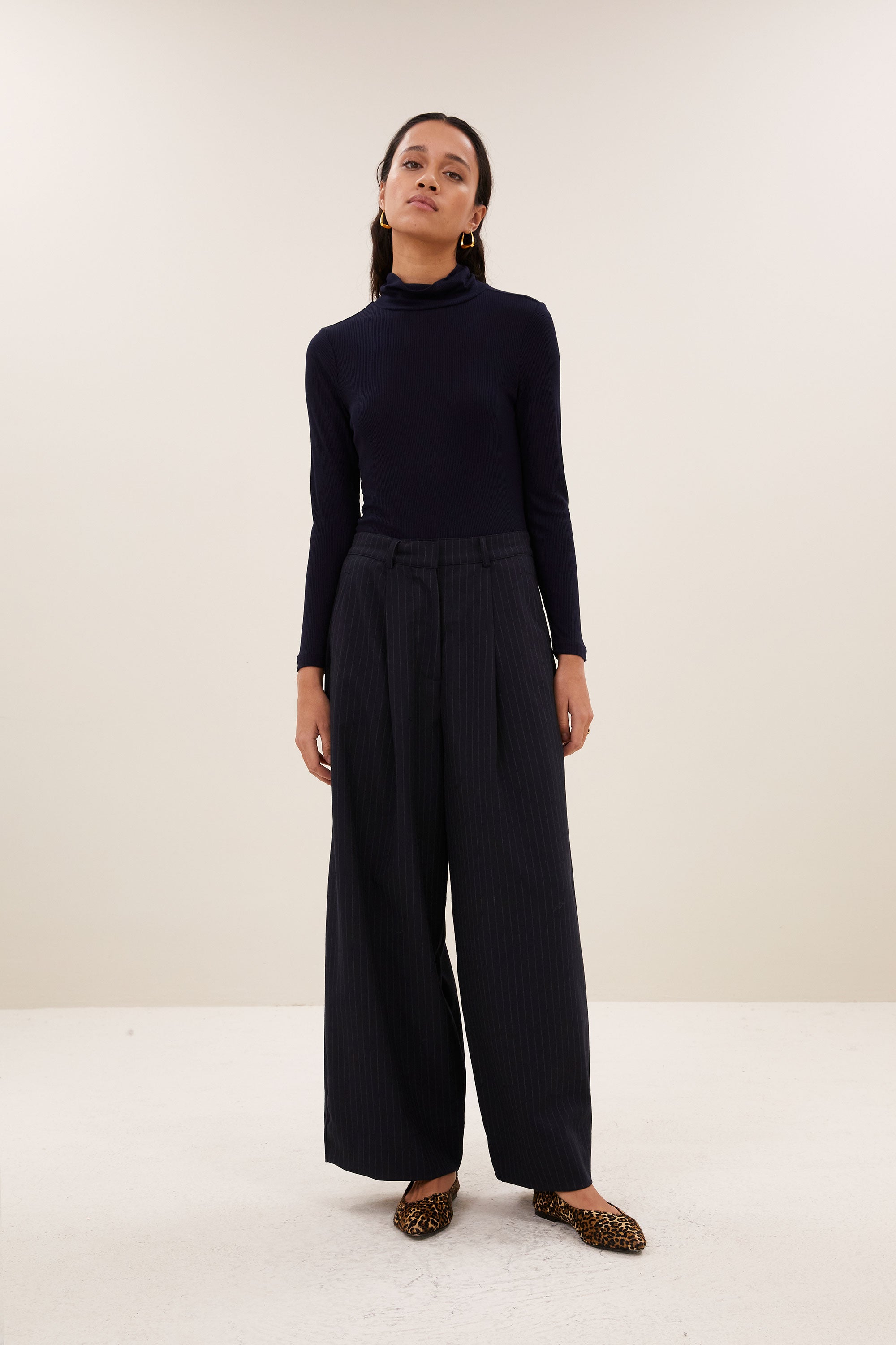 frida-pinstripe-pants-midnight-all-time classic-hoge taille-plooien-by-bar-sfeerbeeld