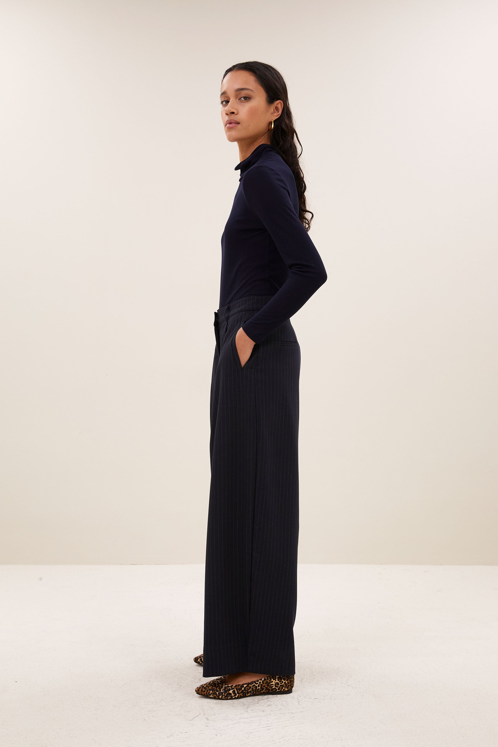 frida-pinstripe-pants-midnight-all-time classic-hoge taille-plooien-by-bar-zijaanzicht