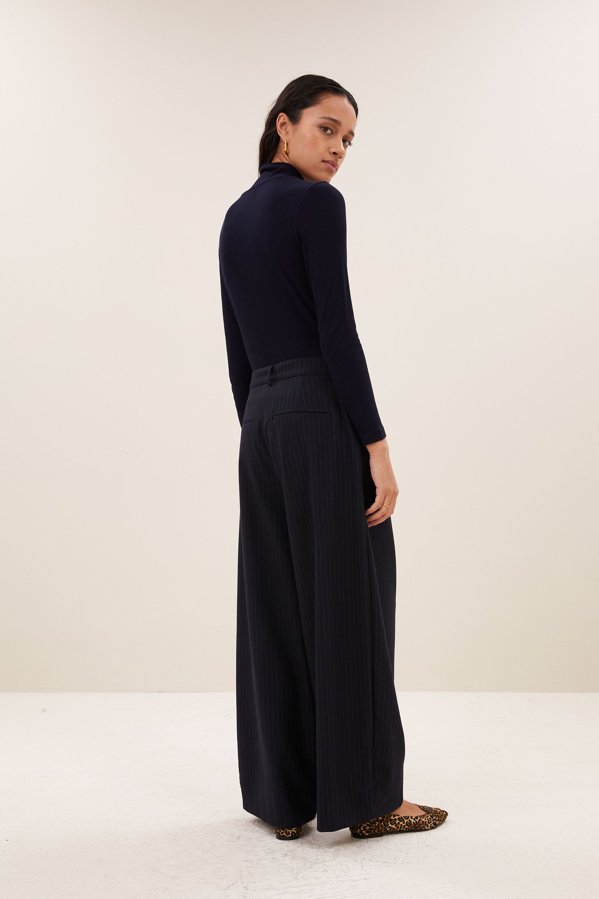 frida-pinstripe-pants-midnight-all-time classic-hoge taille-plooien-by-bar-achteraanzicht
