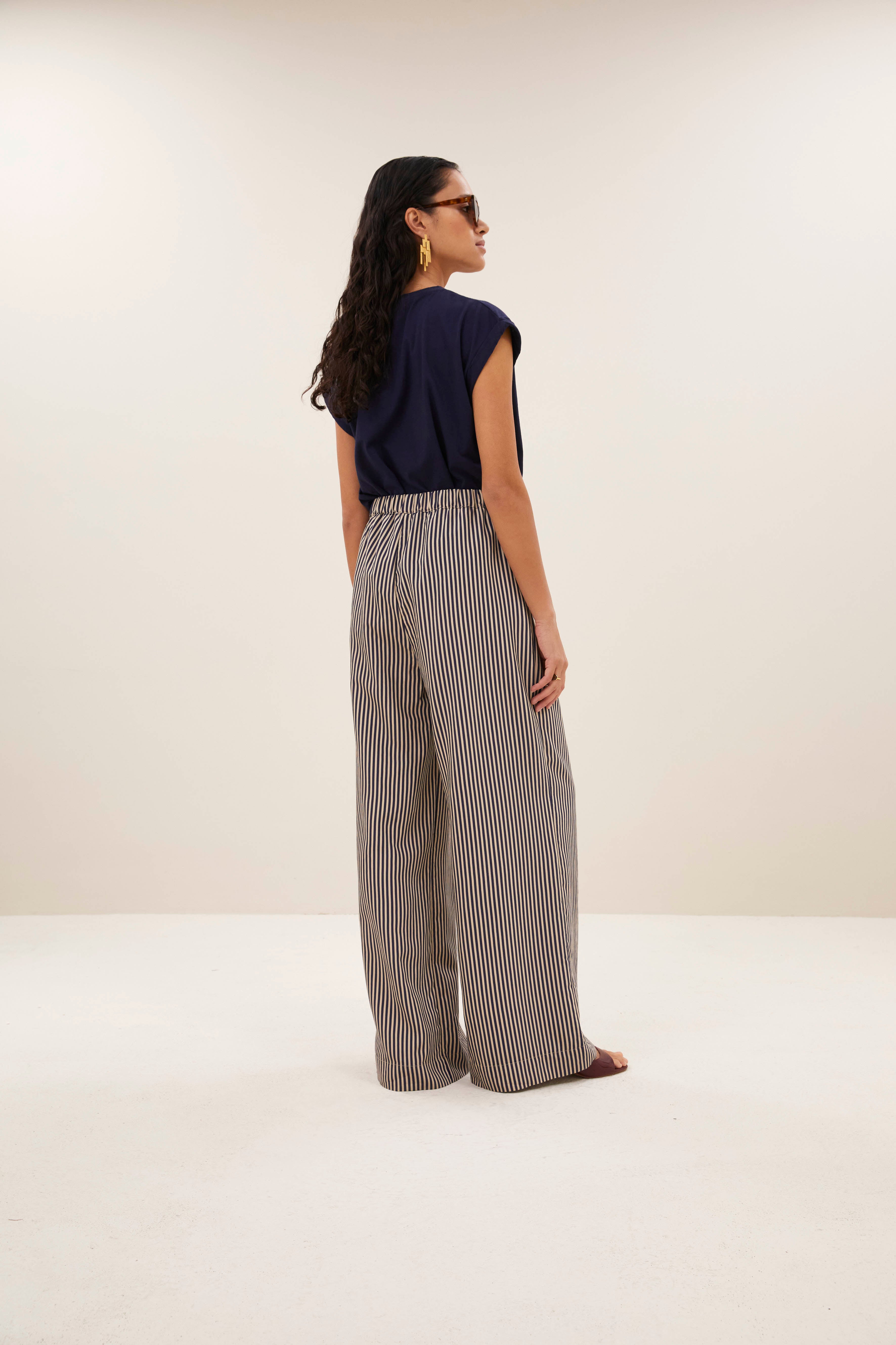 tobi-striped-speed-top-uniform-blue-must-have essential-ronde halslijn-kleine kapmouw-by-bar-zijaanzicht