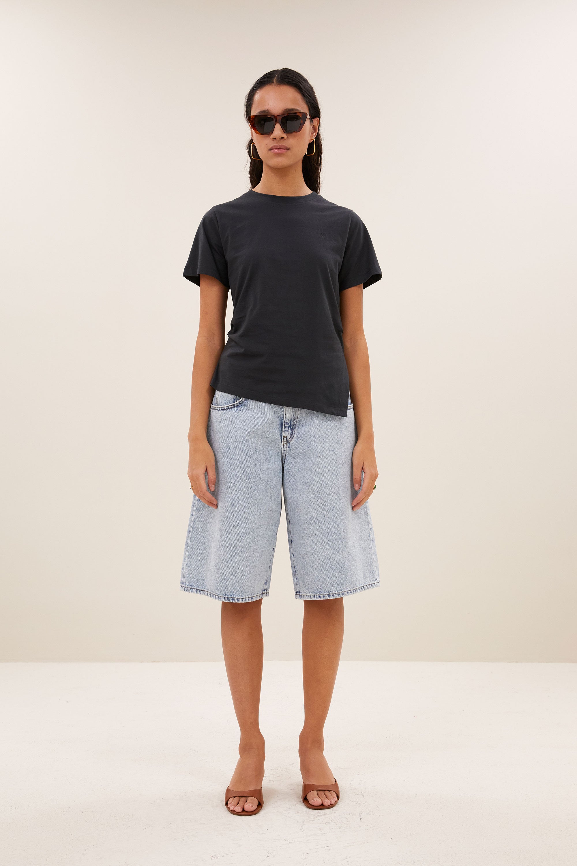 freja-shirt-jet-black-all-time classic-aansluitende fit-biologisch katoen-by-bar-vooraanzicht
