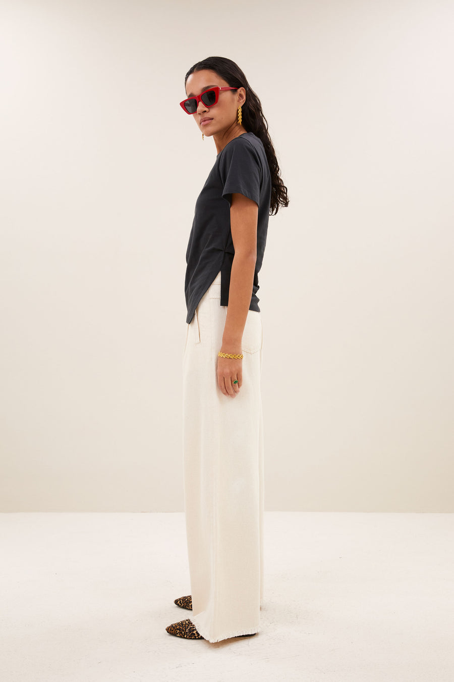 freja-shirt-jet-black-all-time classic-aansluitende fit-biologisch katoen-by-bar-zijaanzicht