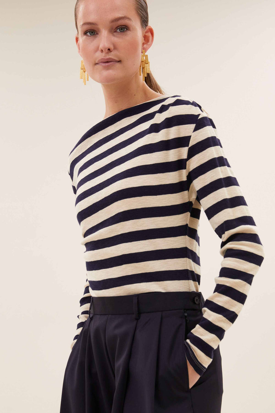 leya-big-stripe-top-night-sky-all-time classic-aansluitende fit-biologisch katoen-by-bar-detail
