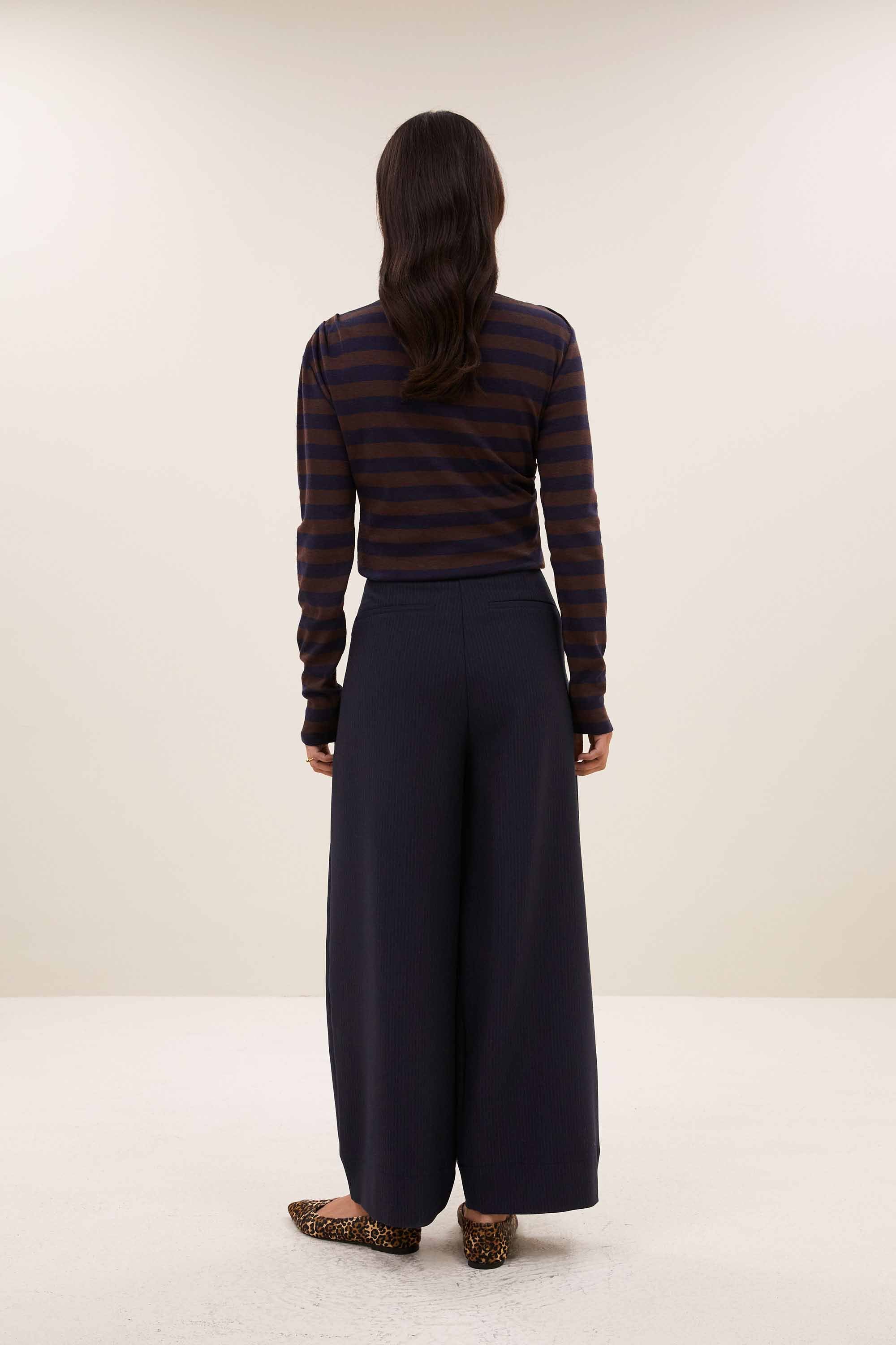 leya-big-stripe-top-coffee-bean-all-time classic-aansluitende fit-biologisch katoen-by-bar-achteraanzicht