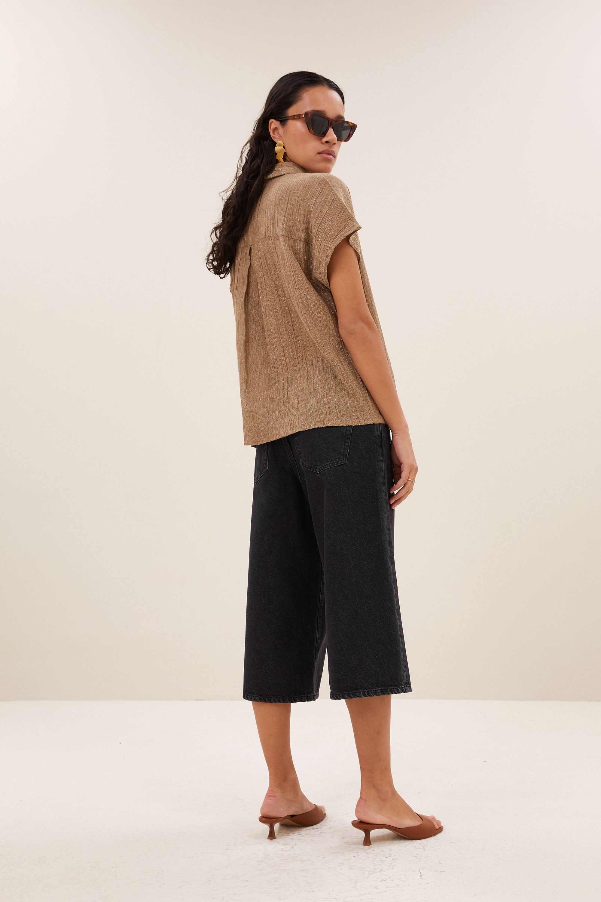 barley-lurex-blouse-gold-knoopsluiting-subtiel geweven lurex draad-kleine kapmouw-by-bar-achteraanzicht