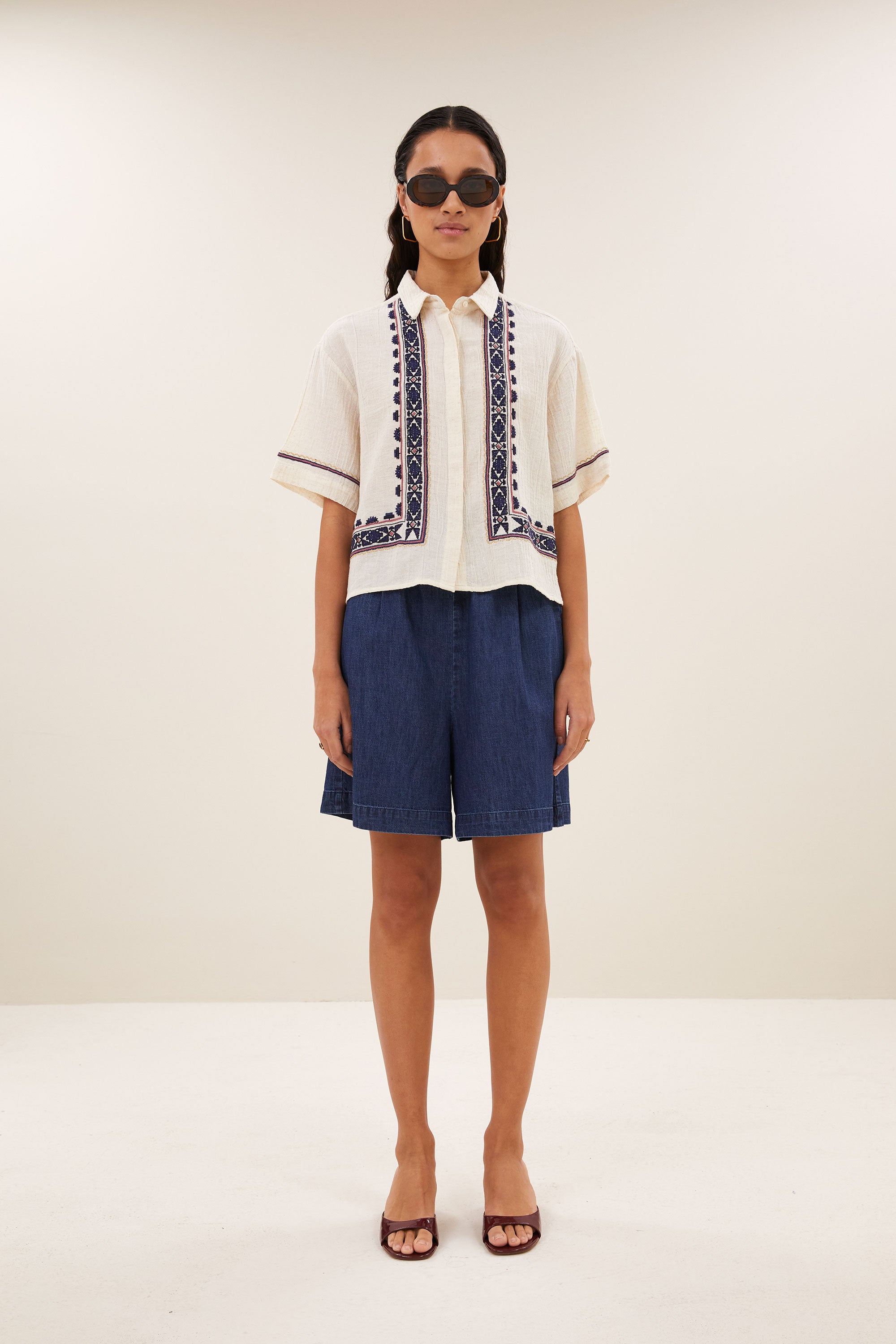 jela-embroidery-blouse-sand-embroidery-gemaakt door weefspecialist-opstaande kraag-by-bar-vooraanzicht
