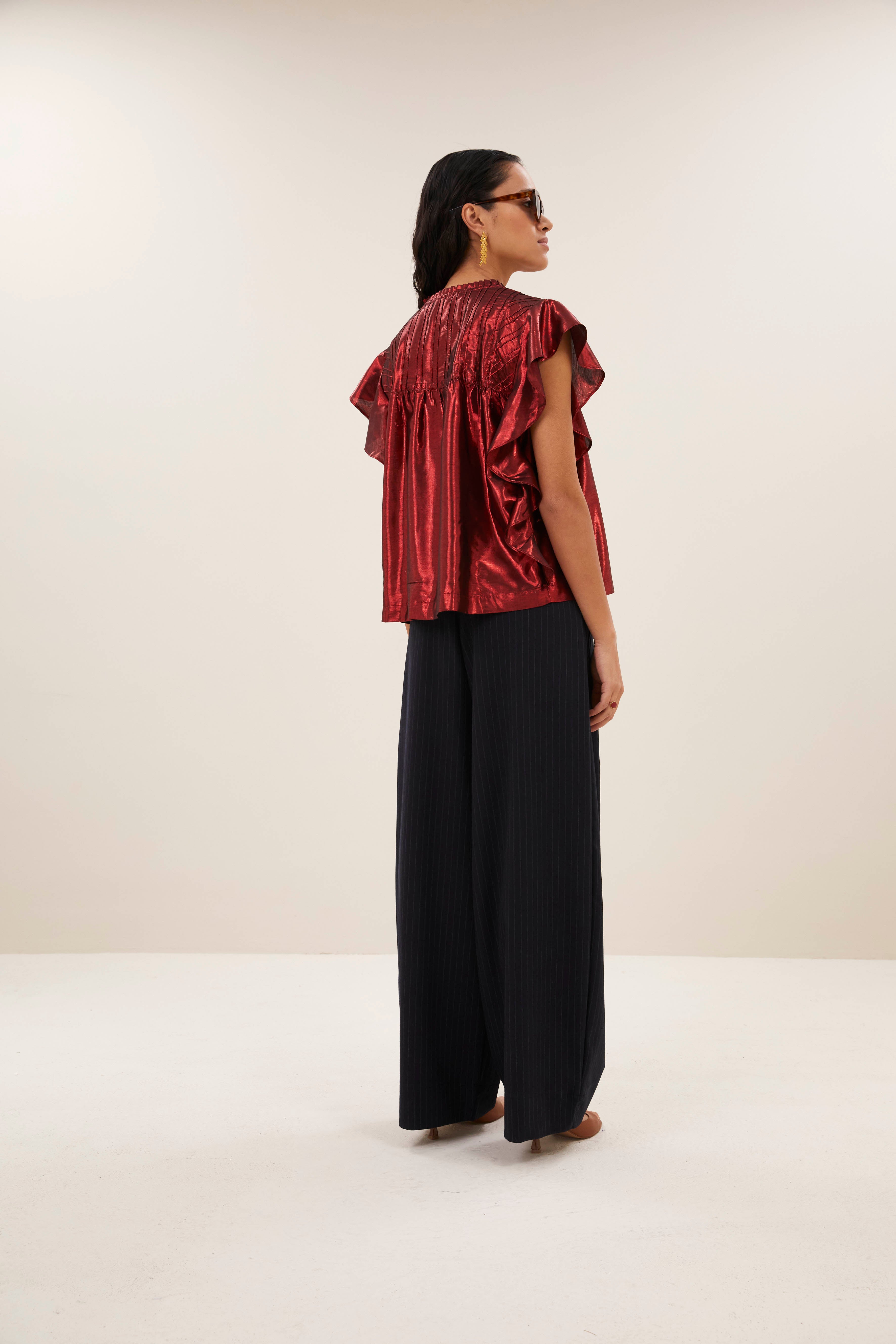 danee-metallic-blouse-red-metallic-casual fit-metallic leder-v-halslijn-by-bar-zijaanzicht
