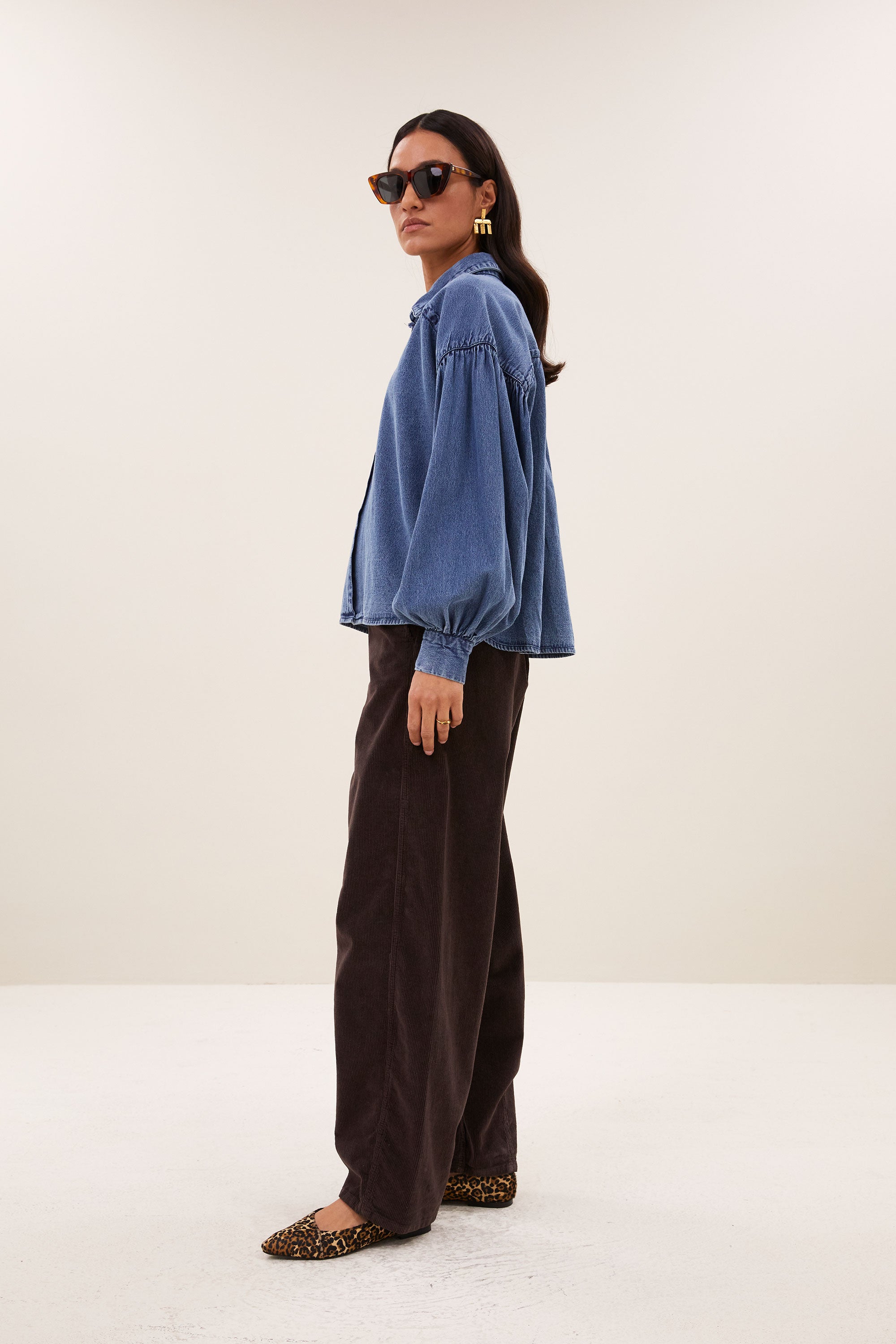 sarah-short-denim-blouse-medium-denim-1-knoopsluiting-must-have essential-plooien-by-bar-zijaanzicht