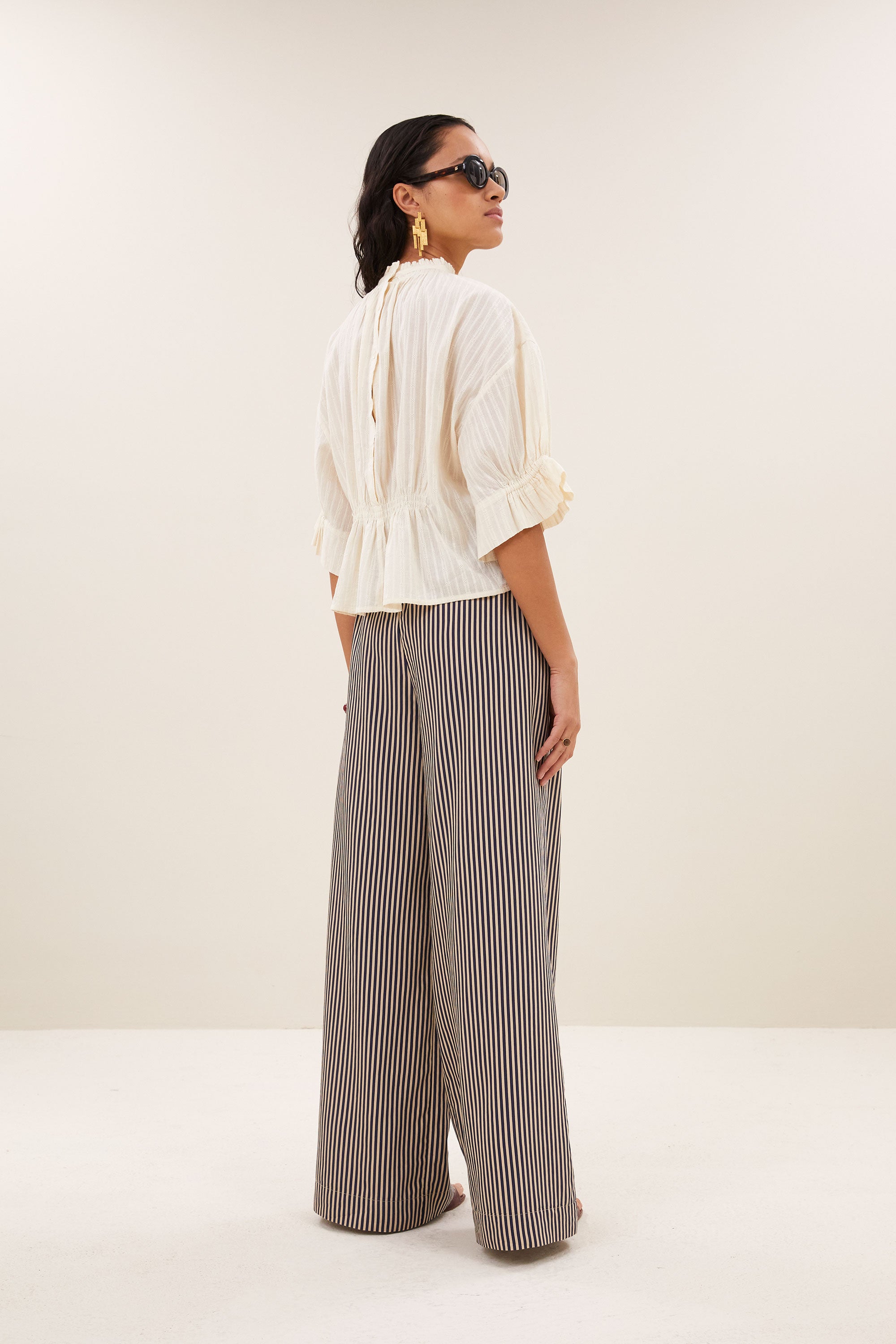 isabel-dobby-blouse-sand-aansluitende fit-elastieken band-gemaakt door weefspecialist-by-bar-achteraanzicht