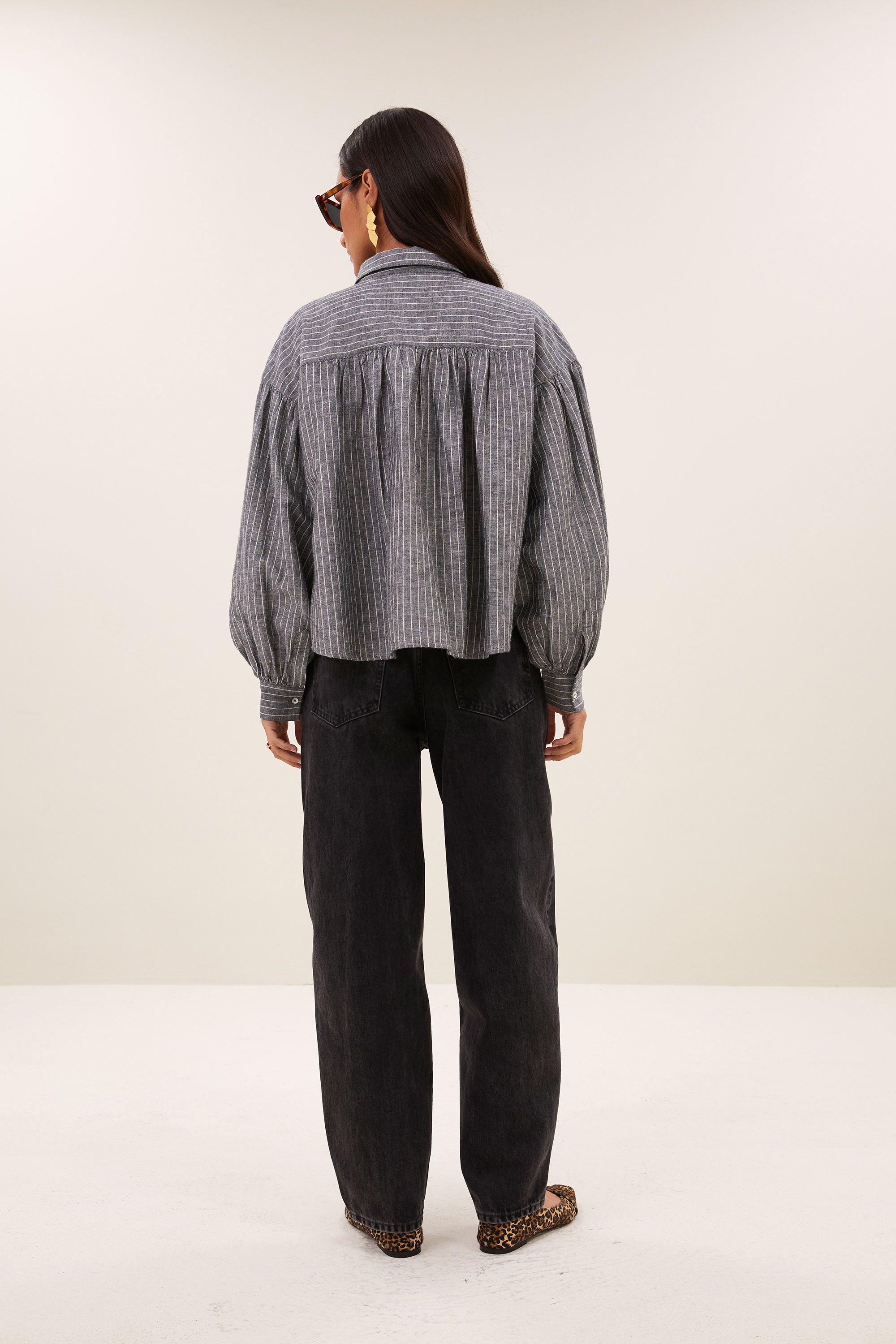 sarah-short-thin-stripe-blouse-ash-grey-stripe-korte fit-knoopsluiting-linnen kwaliteit-by-bar-achteraanzicht