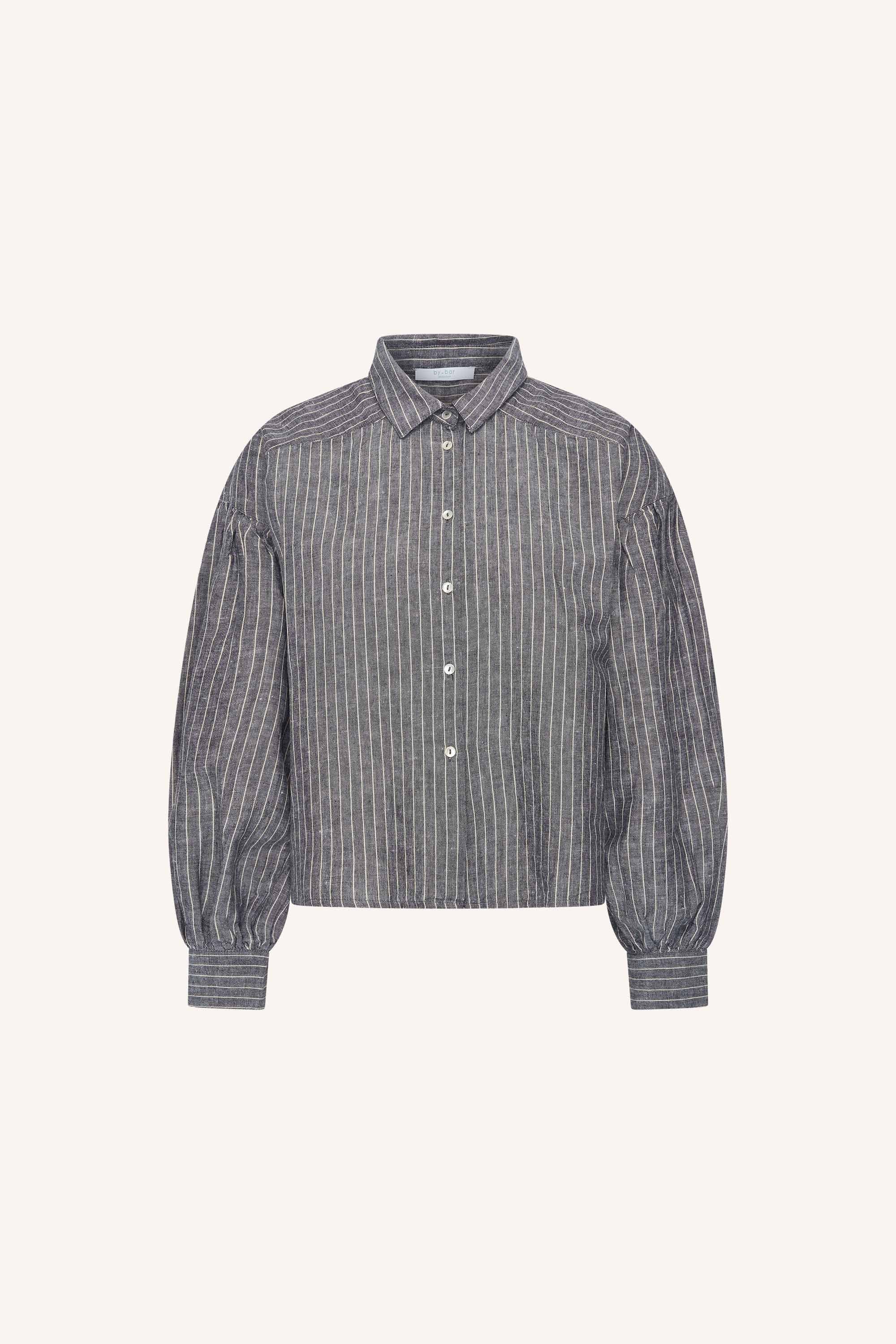 sarah-short-thin-stripe-blouse-ash-grey-stripe-korte fit-knoopsluiting-linnen kwaliteit-by-bar-productfoto