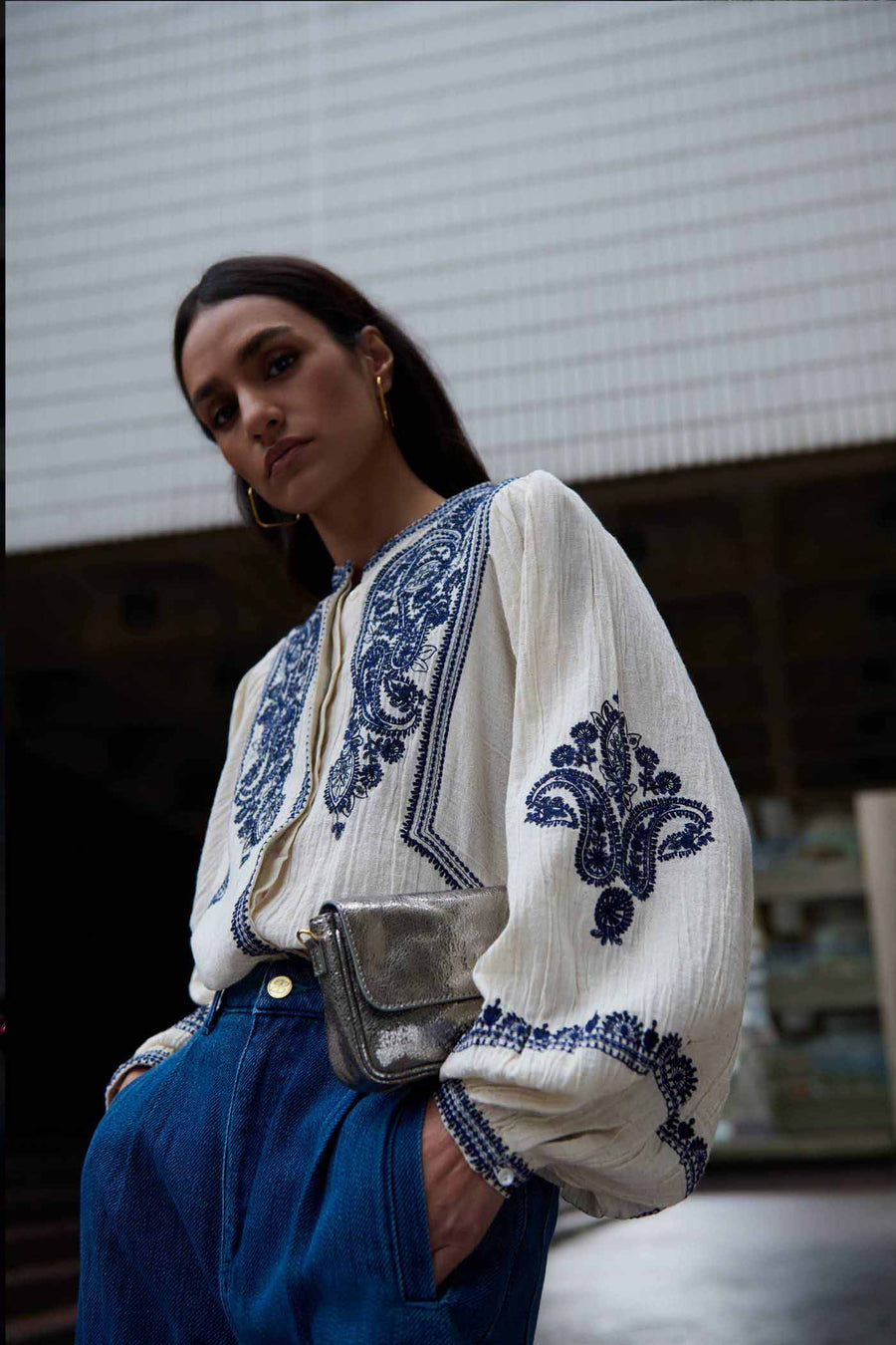 senne-embroidery-blouse-sand-knoopsluiting-embroidery-ronde halslijn-by-bar-sfeerbeeld