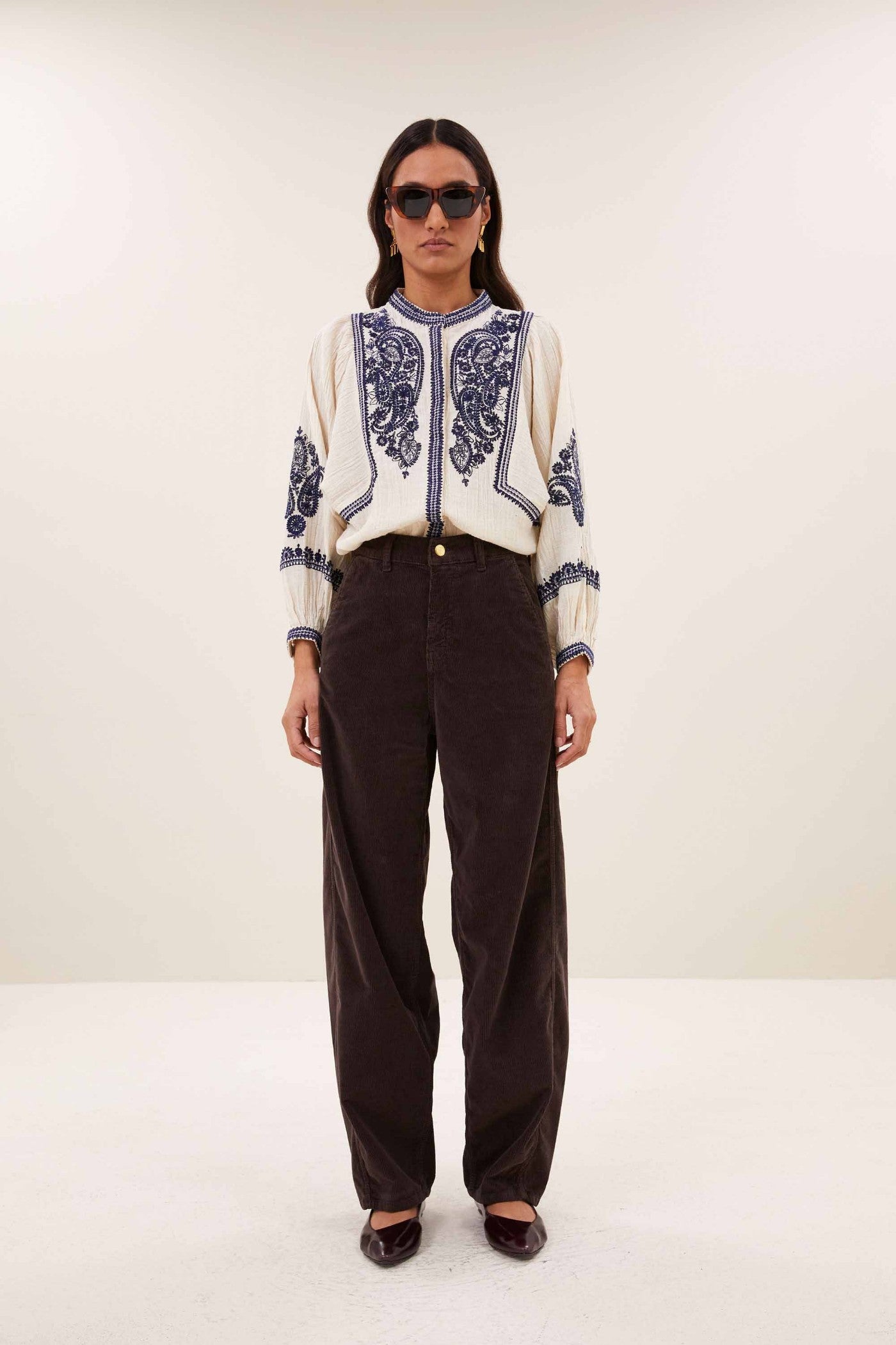 senne-embroidery-blouse-sand-knoopsluiting-embroidery-ronde halslijn-by-bar-vooraanzicht