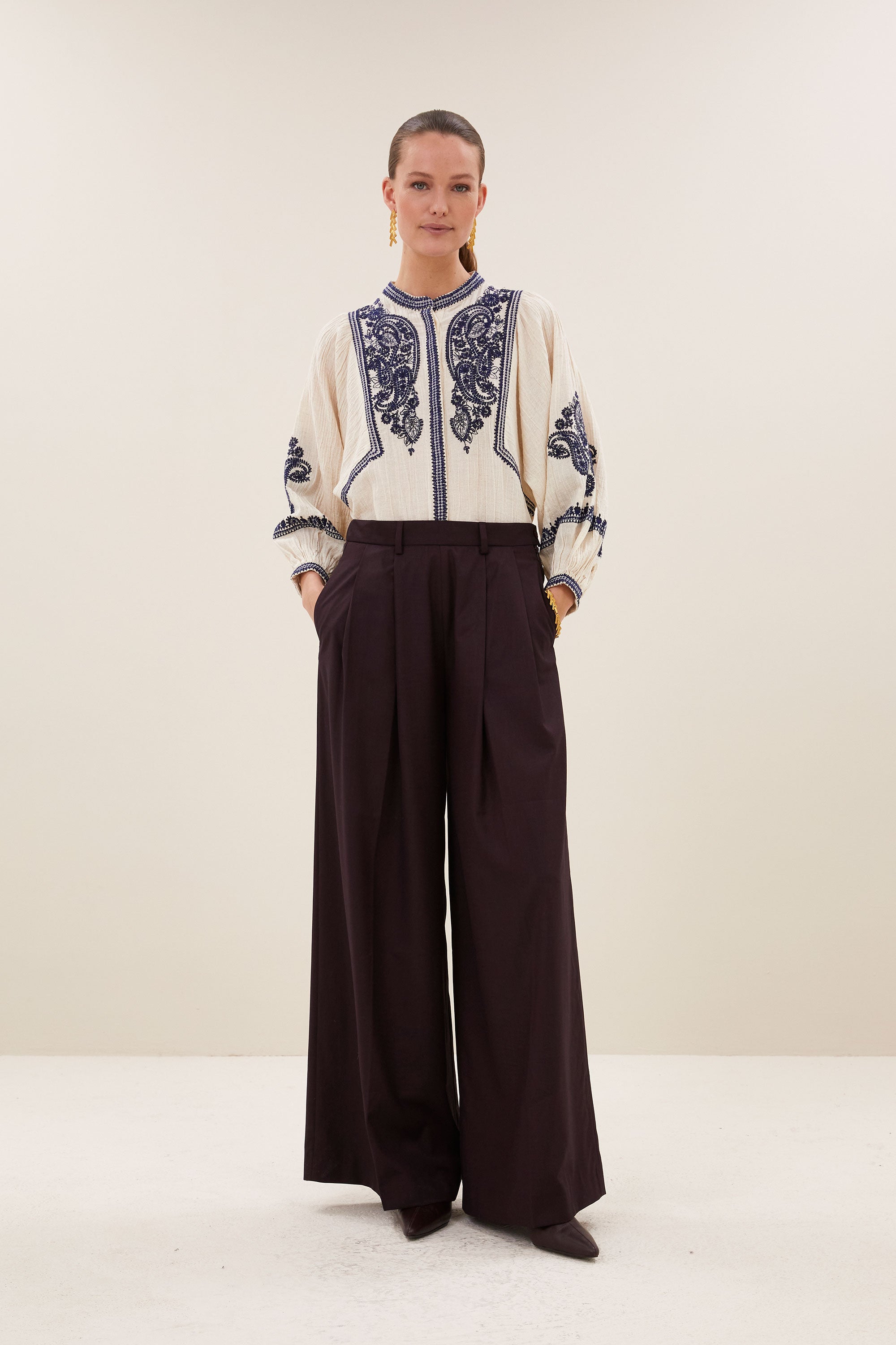 senne-embroidery-blouse-sand-knoopsluiting-embroidery-ronde halslijn-by-bar-detail