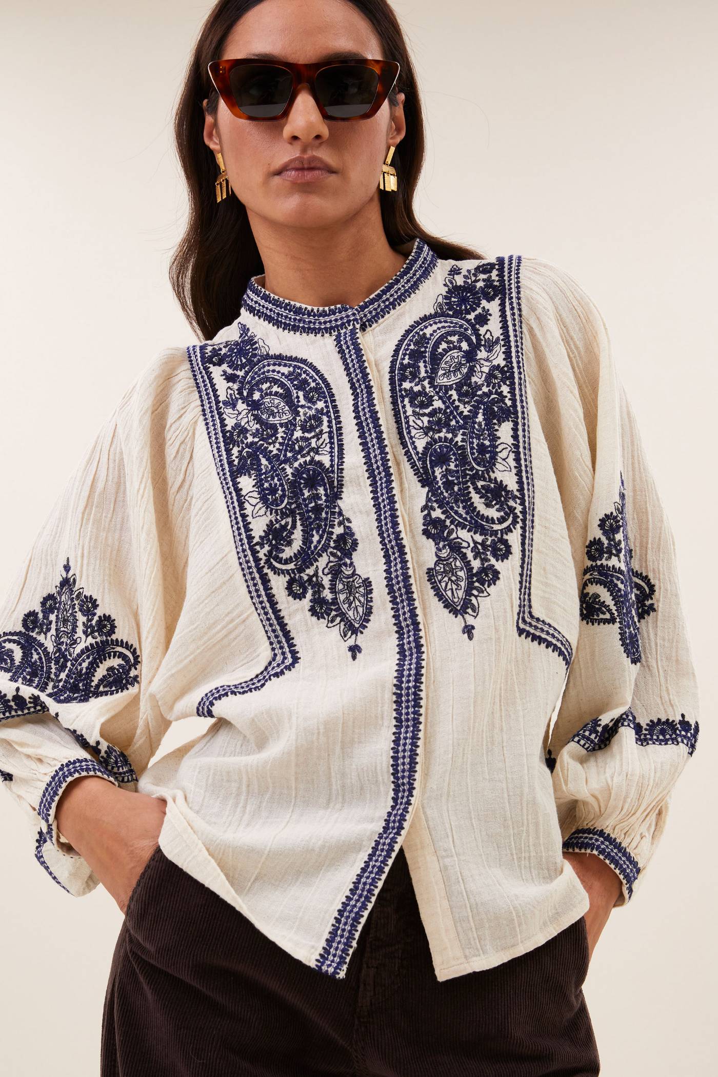 senne-embroidery-blouse-sand-knoopsluiting-embroidery-ronde halslijn-by-bar-sfeerbeeld