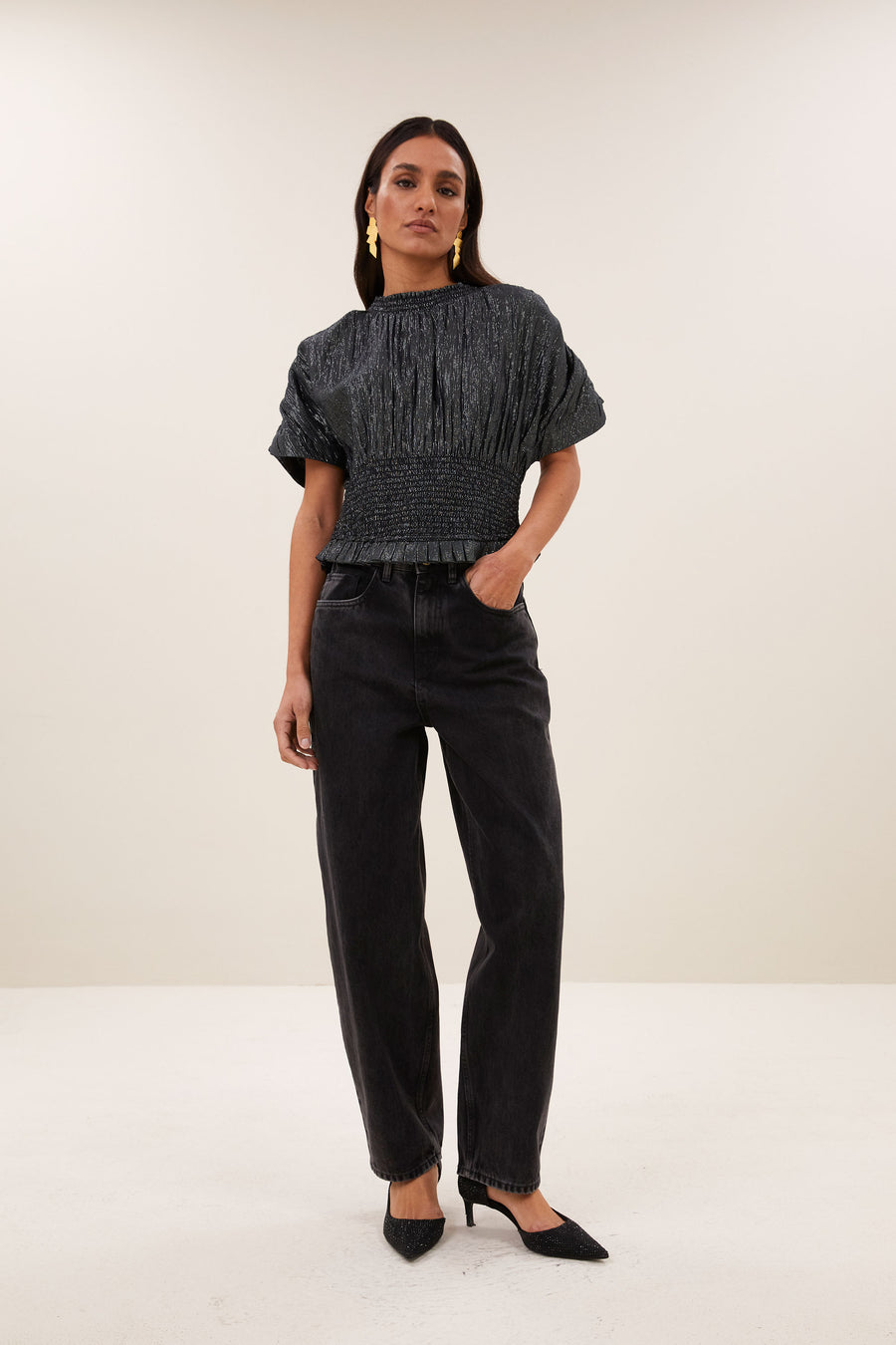 mela-lurex-blouse-silver-aansluitende fit-elastisch smok detail-subtiel geweven lurex draad-by-bar-vooraanzicht