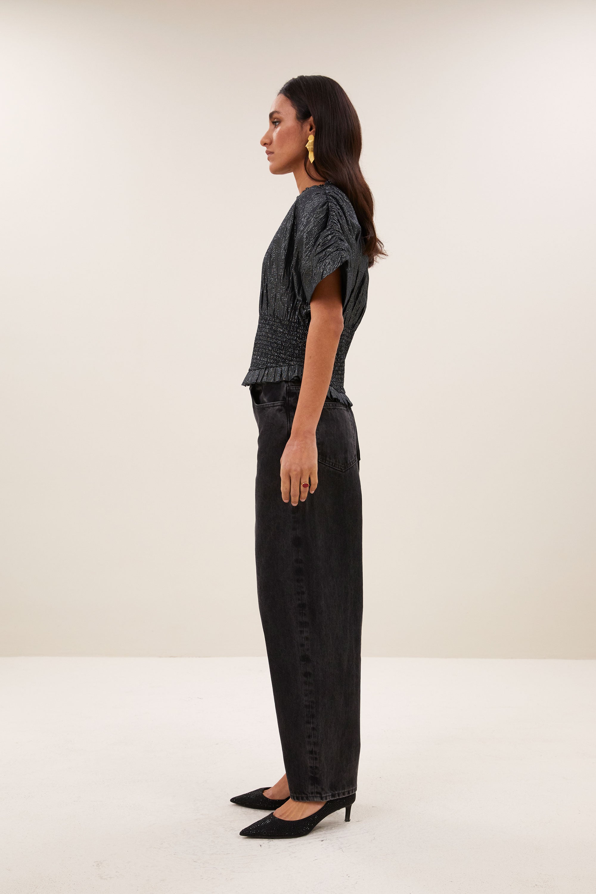 mela-lurex-blouse-silver-aansluitende fit-elastisch smok detail-subtiel geweven lurex draad-by-bar-zijaanzicht