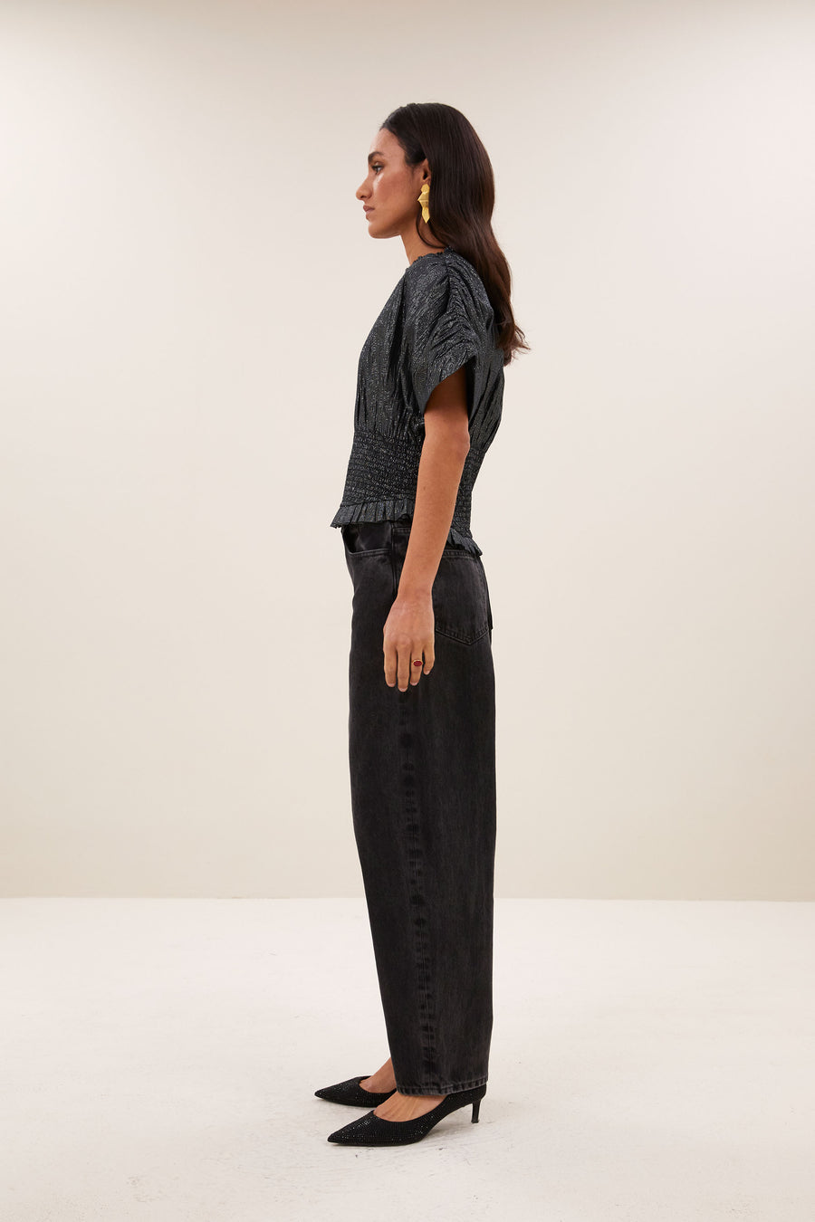 mela-lurex-blouse-silver-aansluitende fit-elastisch smok detail-subtiel geweven lurex draad-by-bar-zijaanzicht