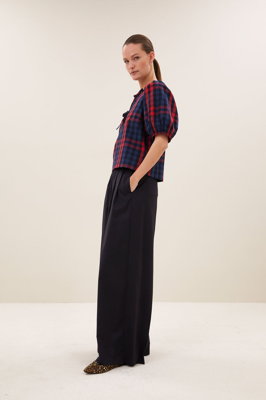 kaya-red-check-blouse-royal-red-check-korte fit-ronde halslijn-kleine kapmouw-by-bar-zijaanzicht