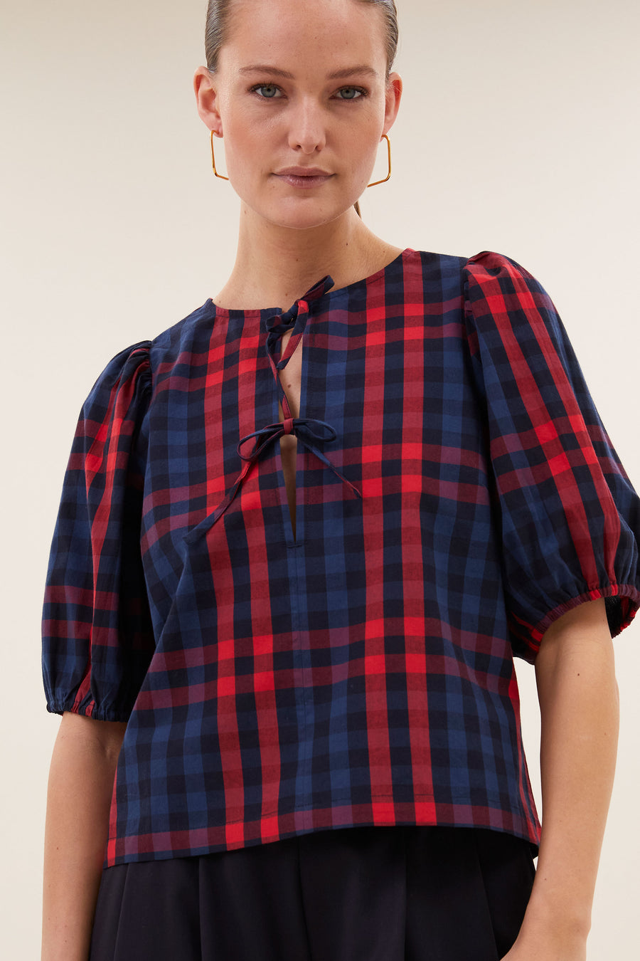 kaya-red-check-blouse-royal-red-check-korte fit-ronde halslijn-kleine kapmouw-by-bar-detail