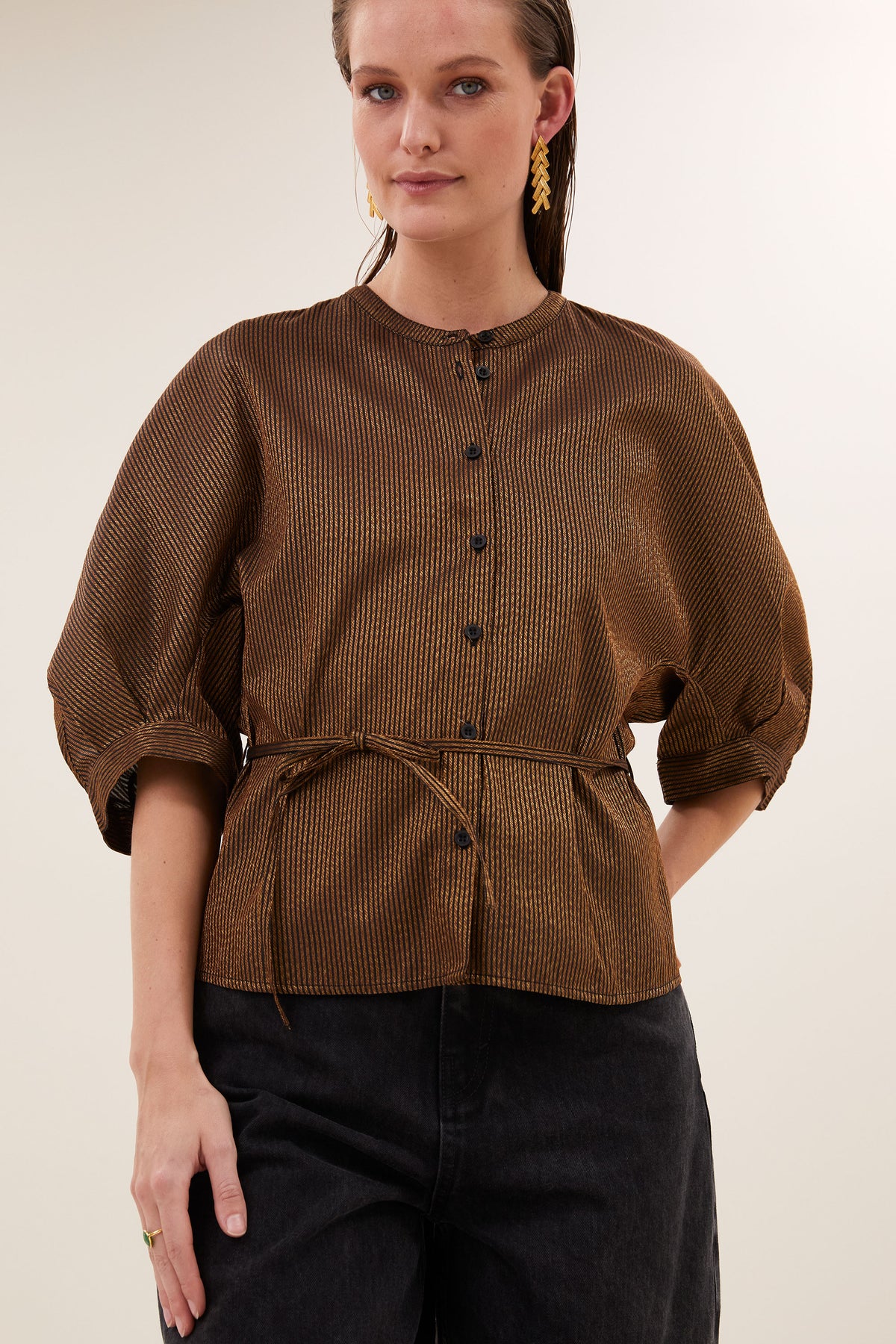 phoebe-festive-blouse-gold-met strikceintuur-volumnieuze mouwen-knoopsluiting-by-bar-detail
