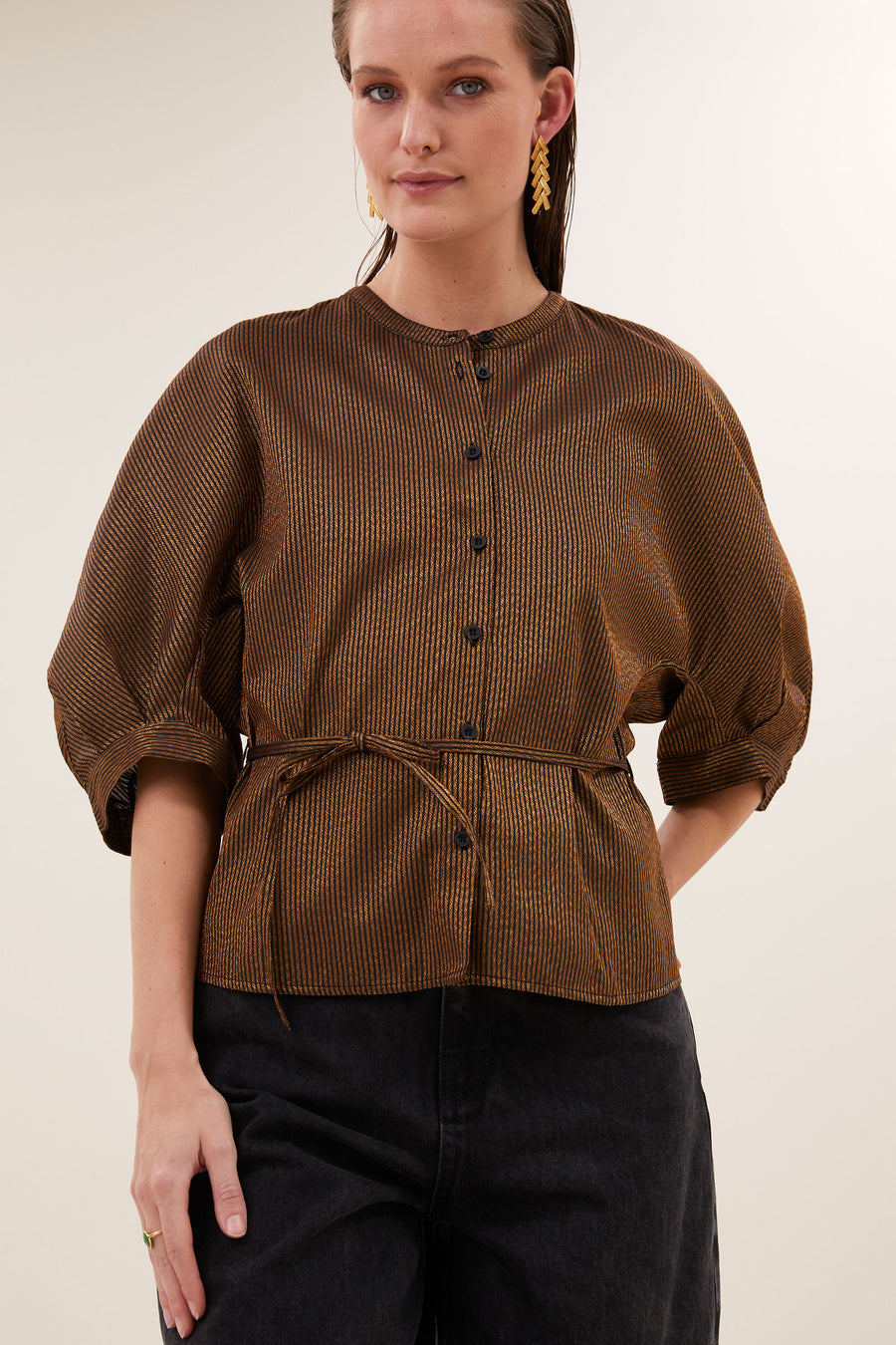 phoebe-festive-blouse-gold-met strikceintuur-volumnieuze mouwen-knoopsluiting-by-bar-detail