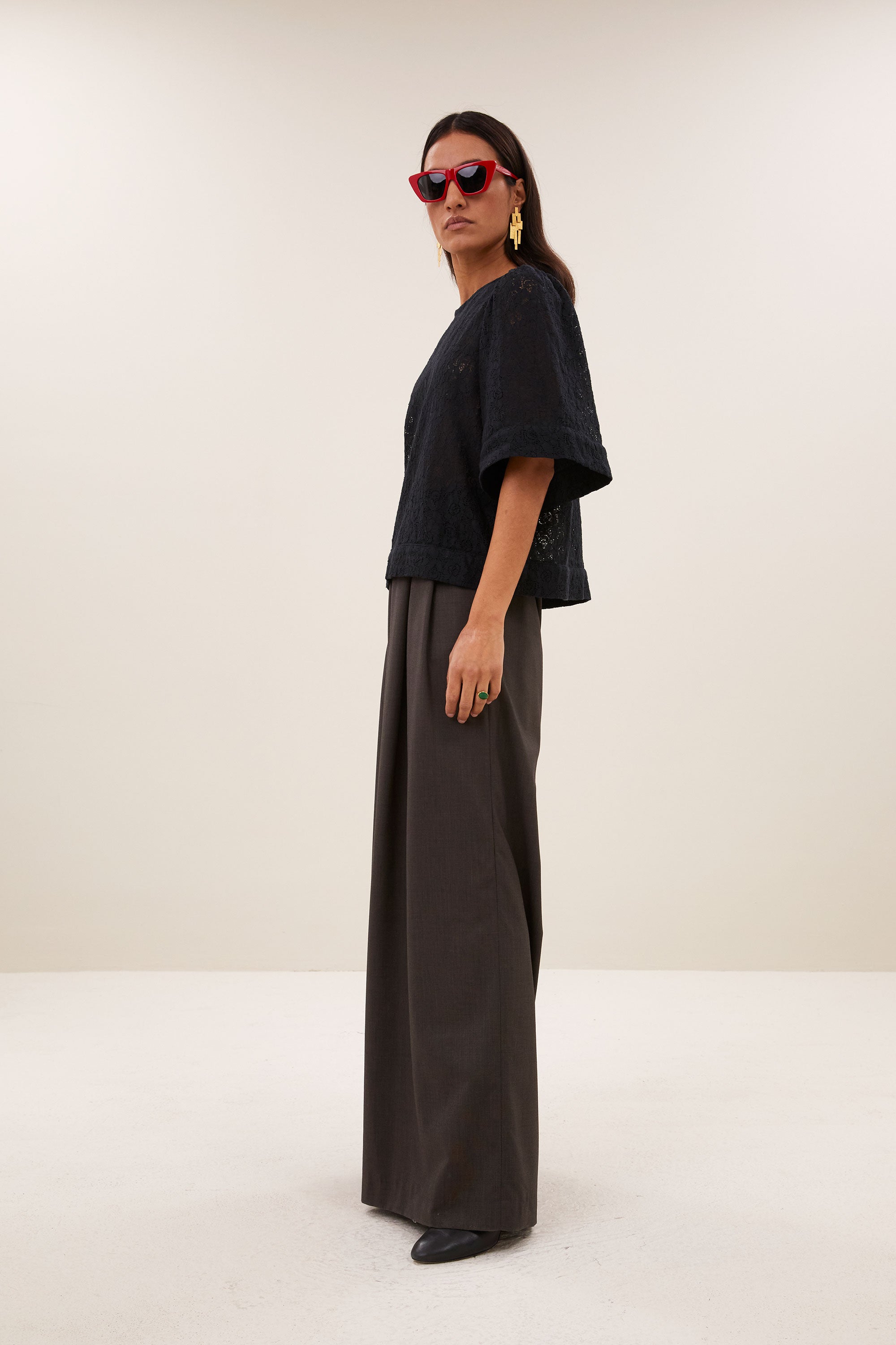 olivia-lace-blouse-black-all-time classic-gemaakt door weefspecialist-ronde halslijn-by-bar-zijaanzicht