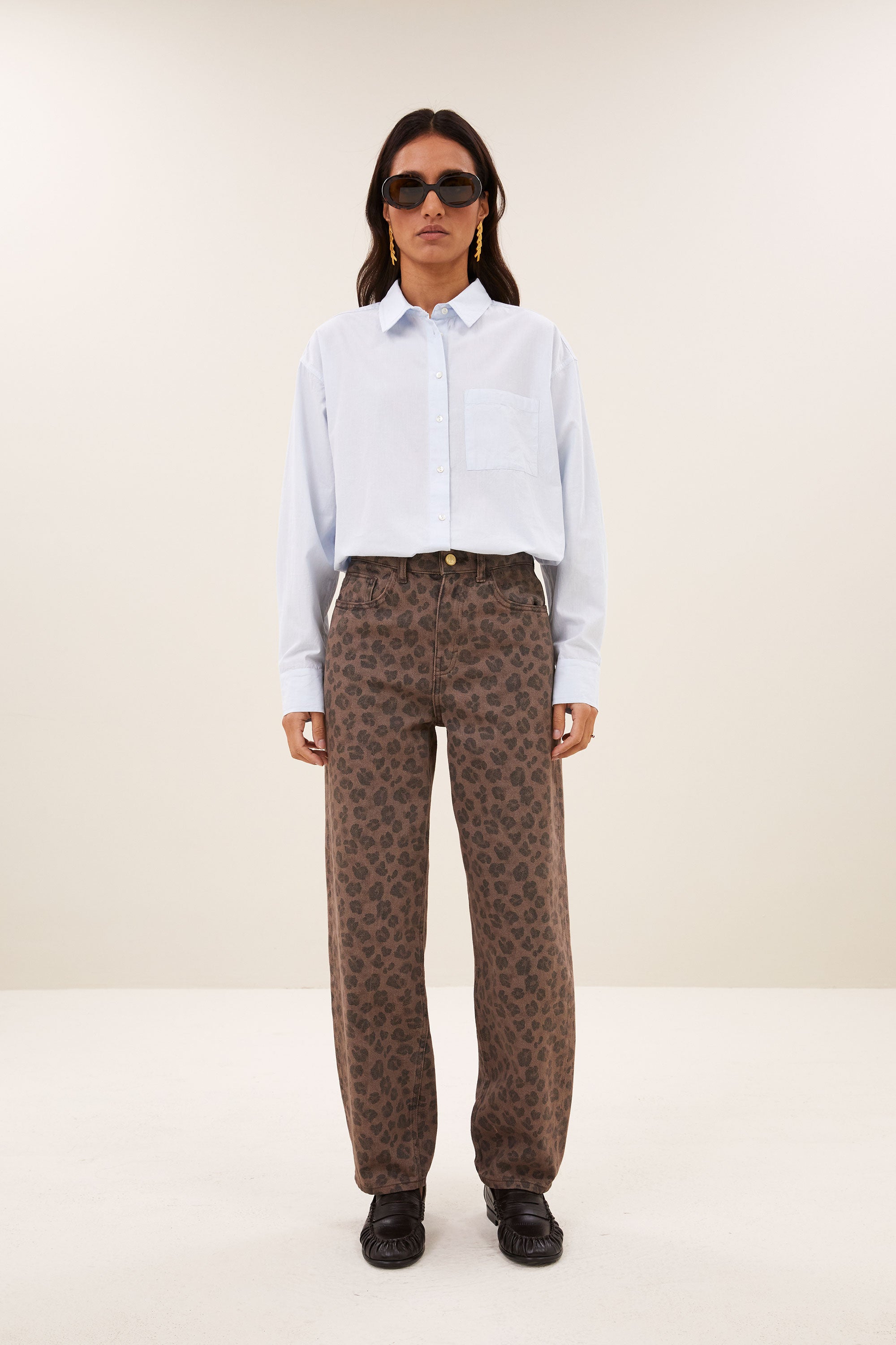 lise-chambray-blouse-light-blue-all-time classic-knoopsluiting-opstaande kraag-by-bar-aanvullende-foto