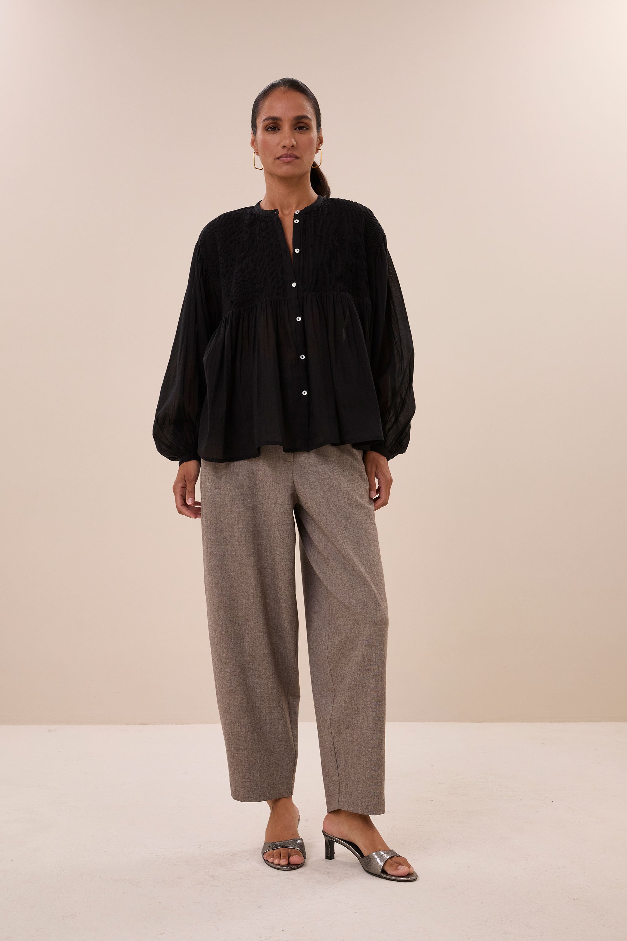 mine-blouse-black-all-time classic-knoopsluiting-elastisch smok detail-by-bar-vooraanzicht