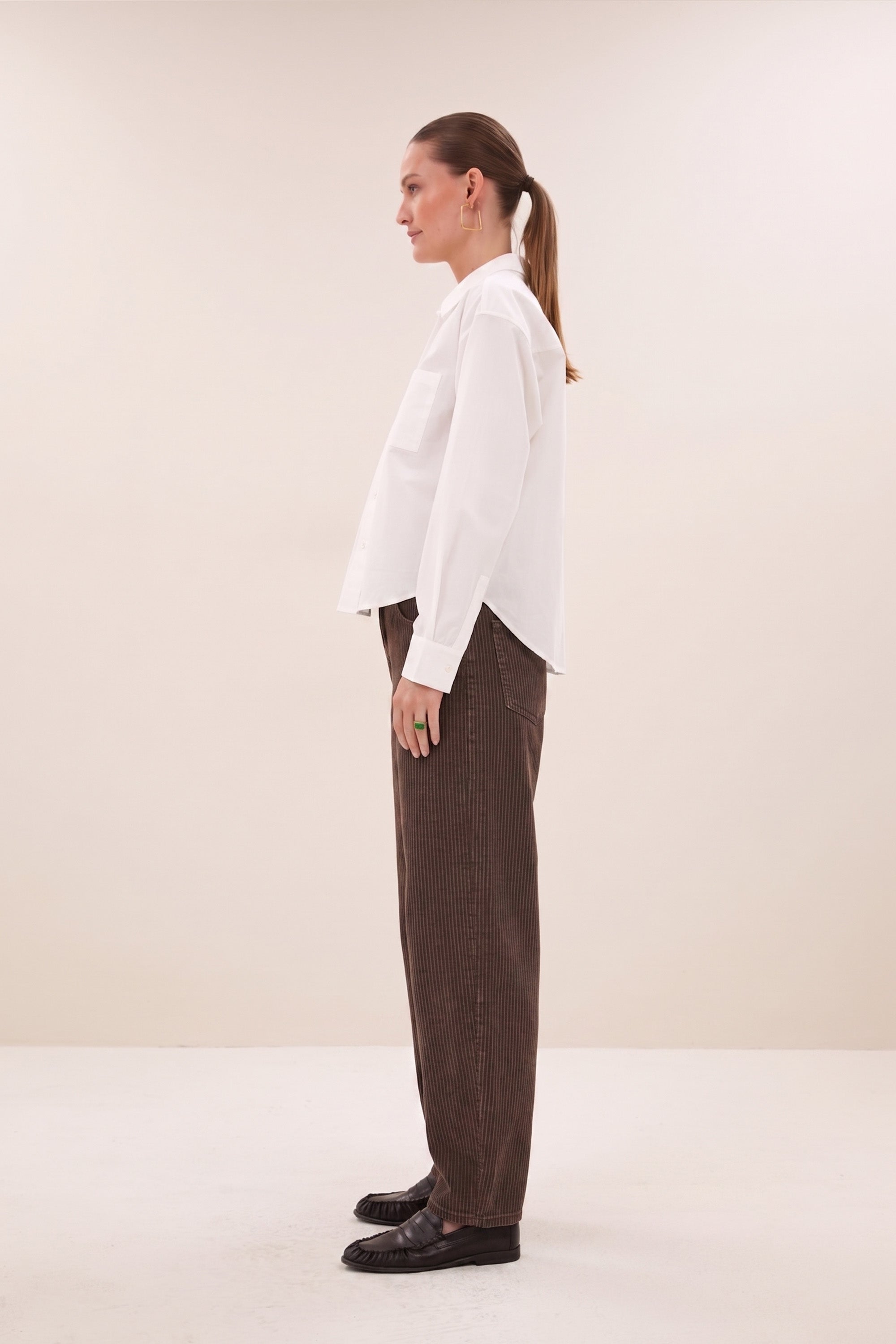 lise-poplin-blouse-white-all-time classic-knoopsluiting-opstaande kraag-by-bar-zijaanzicht