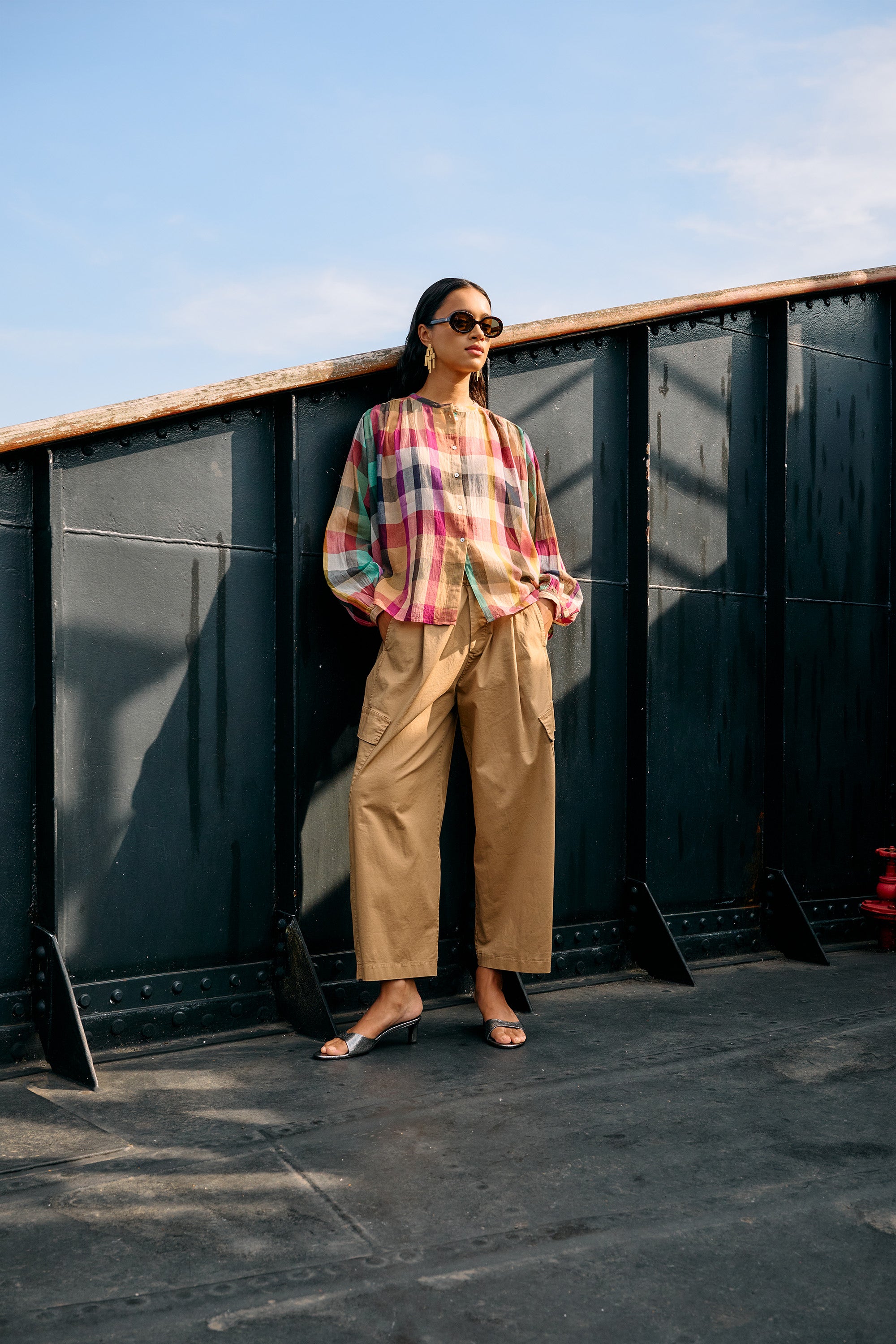 nyka-rainbow-blouse-rainbow-check-elk item is uniek-losvallende pasvorm-biologisch katoen-by-bar-sfeerbeeld
