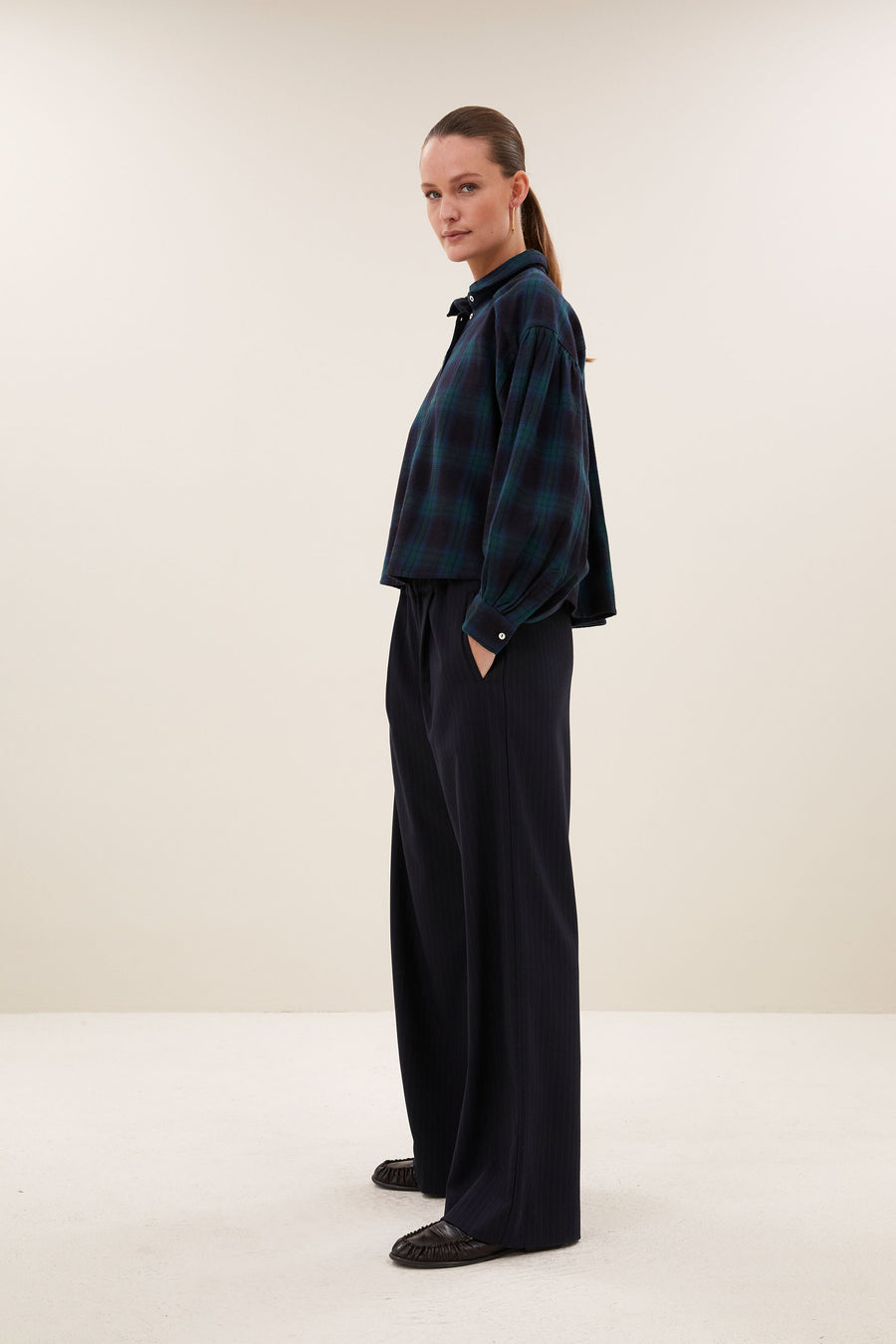 sarah-short-green-check-blouse-green-tartan-check-korte fit-knoopsluiting-biologisch katoen-by-bar-zijaanzicht