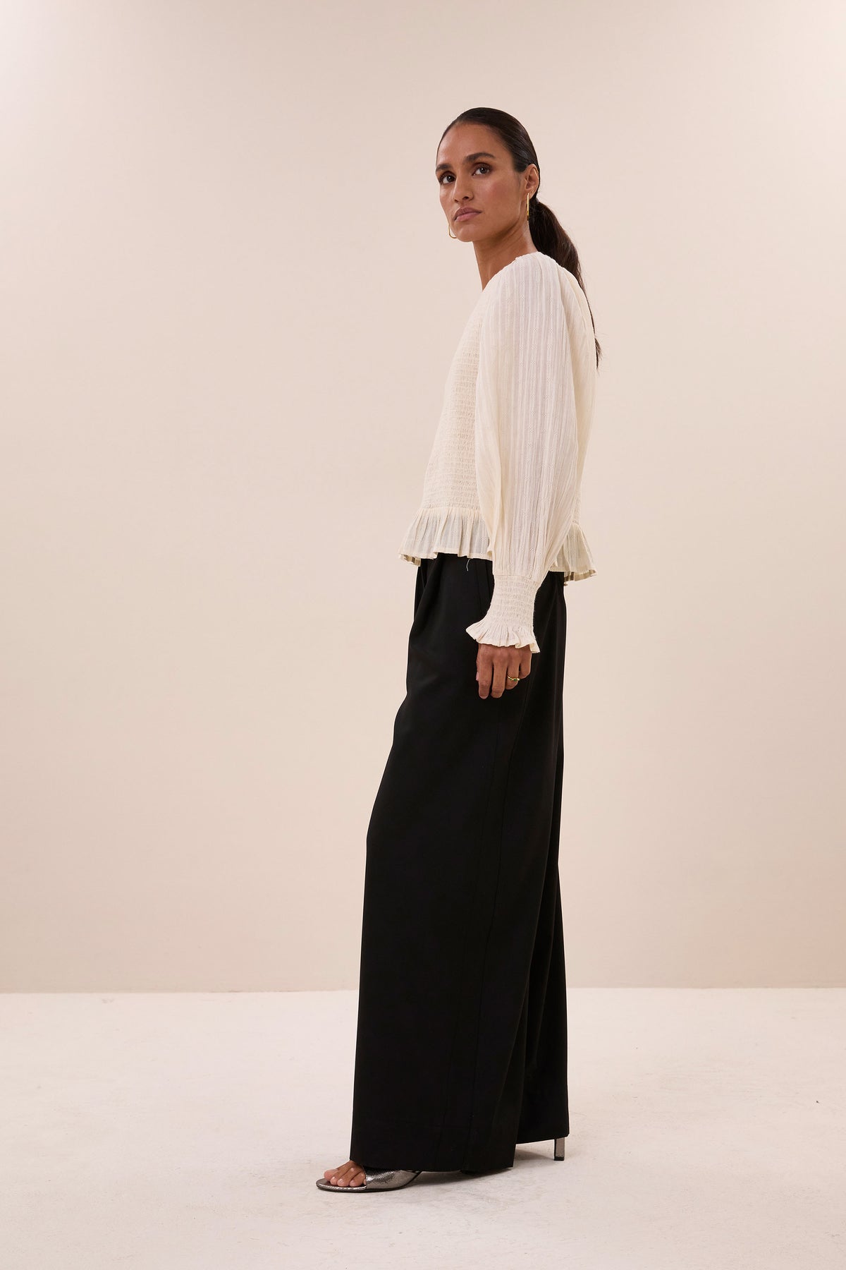 yena-dobby-blouse-sand-all-time classic-casual fit-elastisch smok detail-by-bar-vooraanzicht