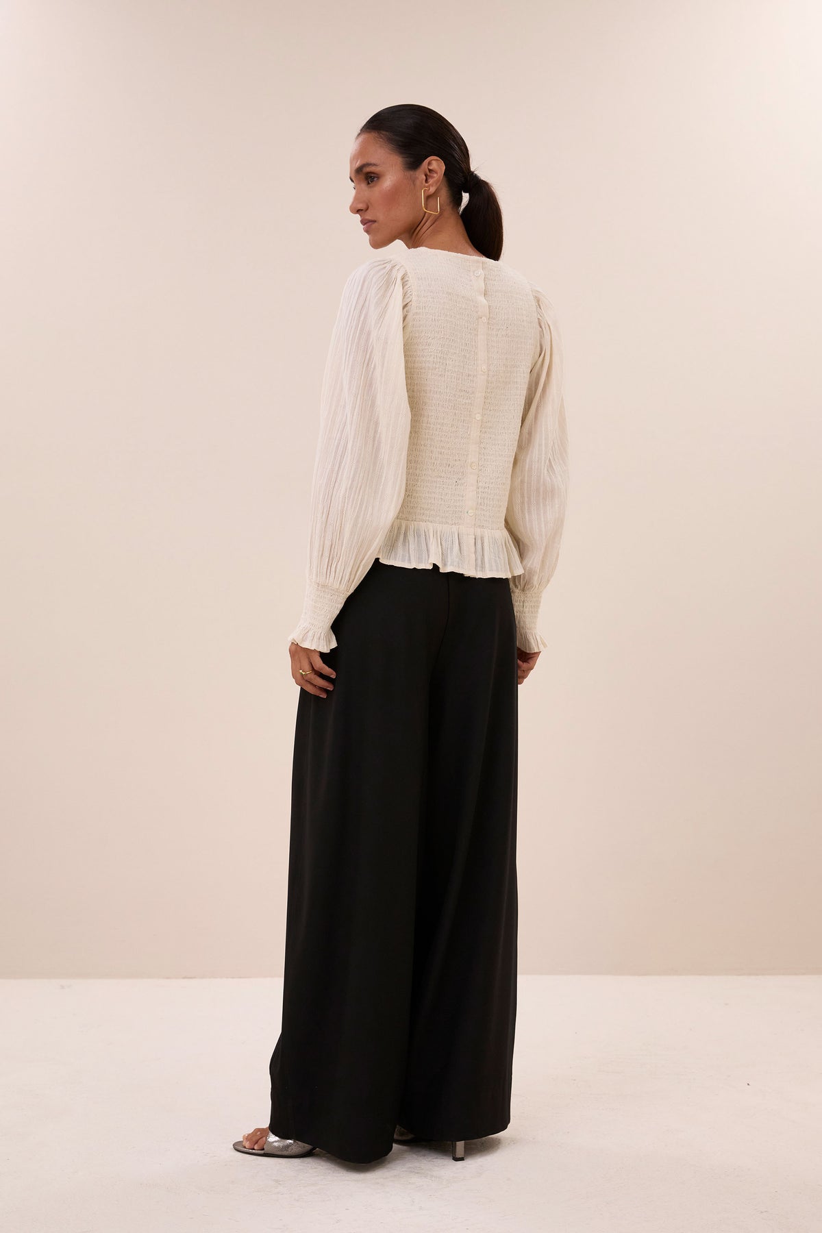 jule-solid-pants-jet-black-all-time classic-comfortabele pasvorm-rits- en knoopsluiting-by-bar-achteraanzicht